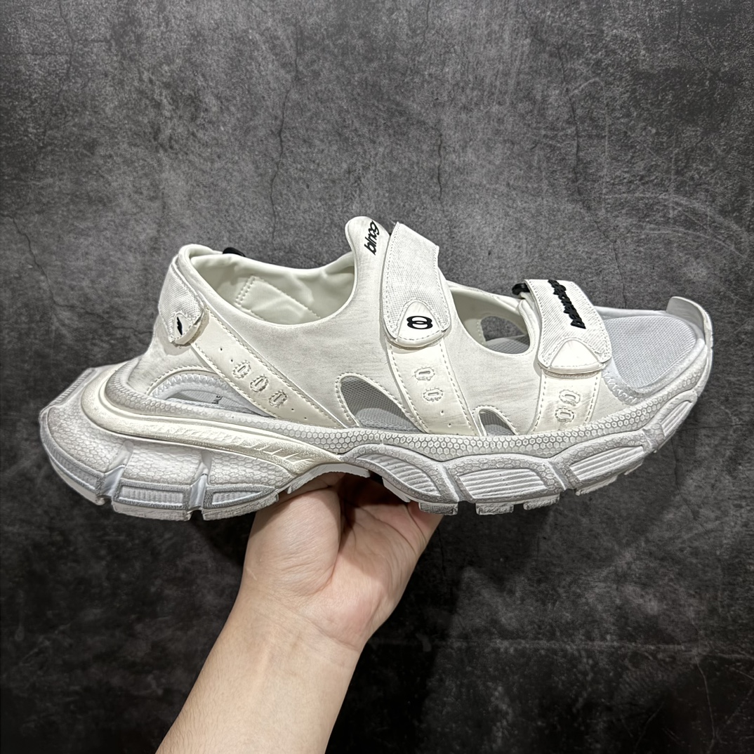 【XA版本】纯原版本Balenciagav 3XL SANDAL巴黎世家 黑色 聚氨酯舒适百搭沙滩凉鞋该鞋款的外观设计走在时尚前沿，简约休闲的风格适合日常穿搭，其独特的风格款式构成了品牌身份重要的一部分。n做旧工艺采用手工制作完成，每款鞋的做旧程度、大小及范围具有一定的差异性，或不对称性，请知悉。 尺码：35 36 37 38 39 40 41 42 43 44 45 46 编码：DF390410-鞋库