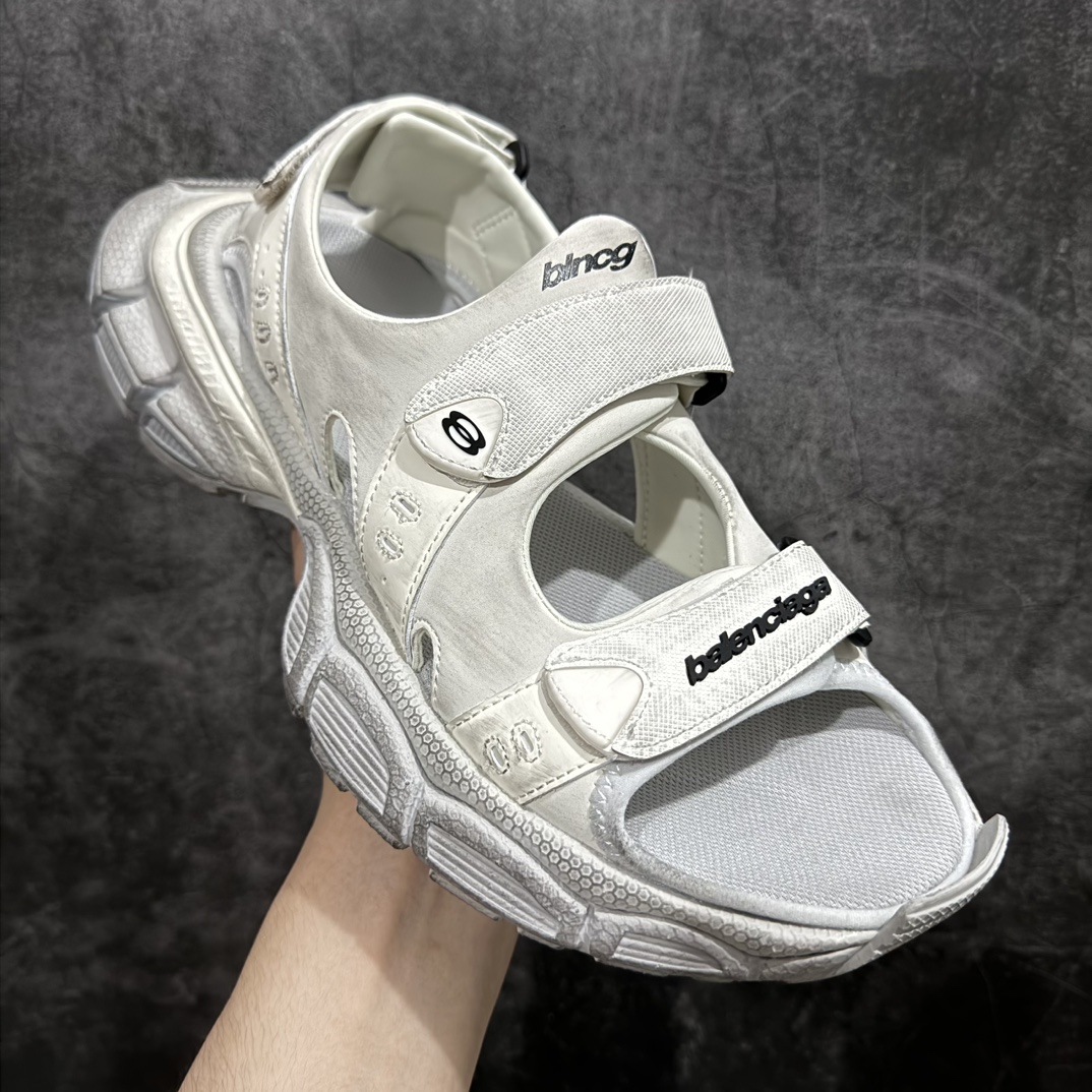 图片[3]-【XA版本】纯原版本Balenciagav 3XL SANDAL巴黎世家 黑色 聚氨酯舒适百搭沙滩凉鞋该鞋款的外观设计走在时尚前沿，简约休闲的风格适合日常穿搭，其独特的风格款式构成了品牌身份重要的一部分。n做旧工艺采用手工制作完成，每款鞋的做旧程度、大小及范围具有一定的差异性，或不对称性，请知悉。 尺码：35 36 37 38 39 40 41 42 43 44 45 46 编码：DF390410-鞋库