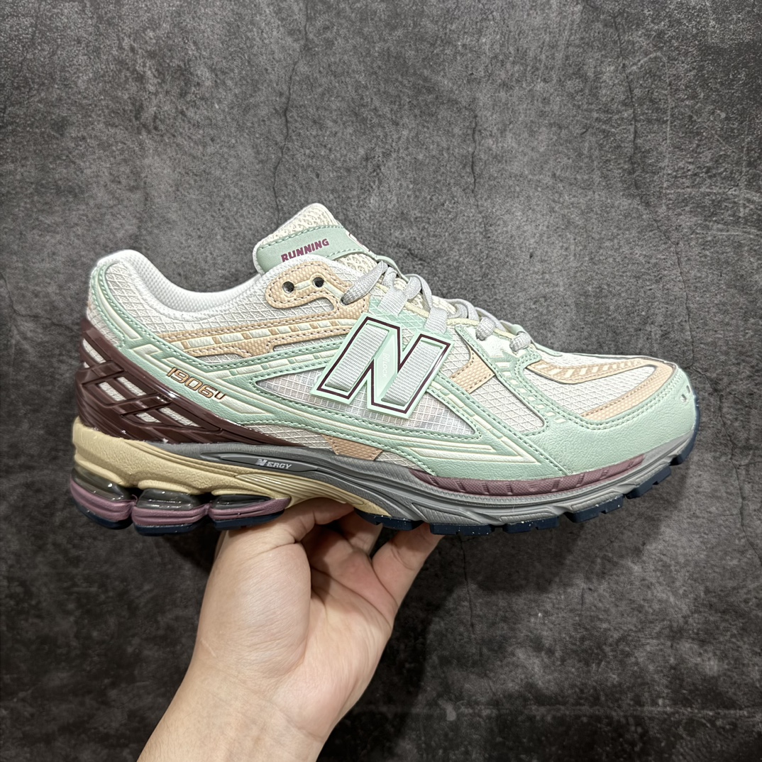 【R版】新百伦NB New Balance M1906ND 棕绿色 全套原楦原纸板原厂数据开发 进口三明治网面 原装进口皮料正确绒感卡色 正确中底拉帮中底网布细节 原厂标裁 带紫光防伪 定制后跟透明水晶模块 冲裁组合 大底贴合程度胶水上色把控完美 整洁度挑战全网艺术家 多道序QC把关品质完善 匠心打造 耗时两个月开发完成 工艺极其复杂难度可想而知 新开独立私模大底 全网唯一正确六层组合大底 高端零售专供产物 Size：36 37 37.5 38 38.5 39 40 40.5 41 42 42.5 43 44 45.5 46 编码：MK250270-鞋库