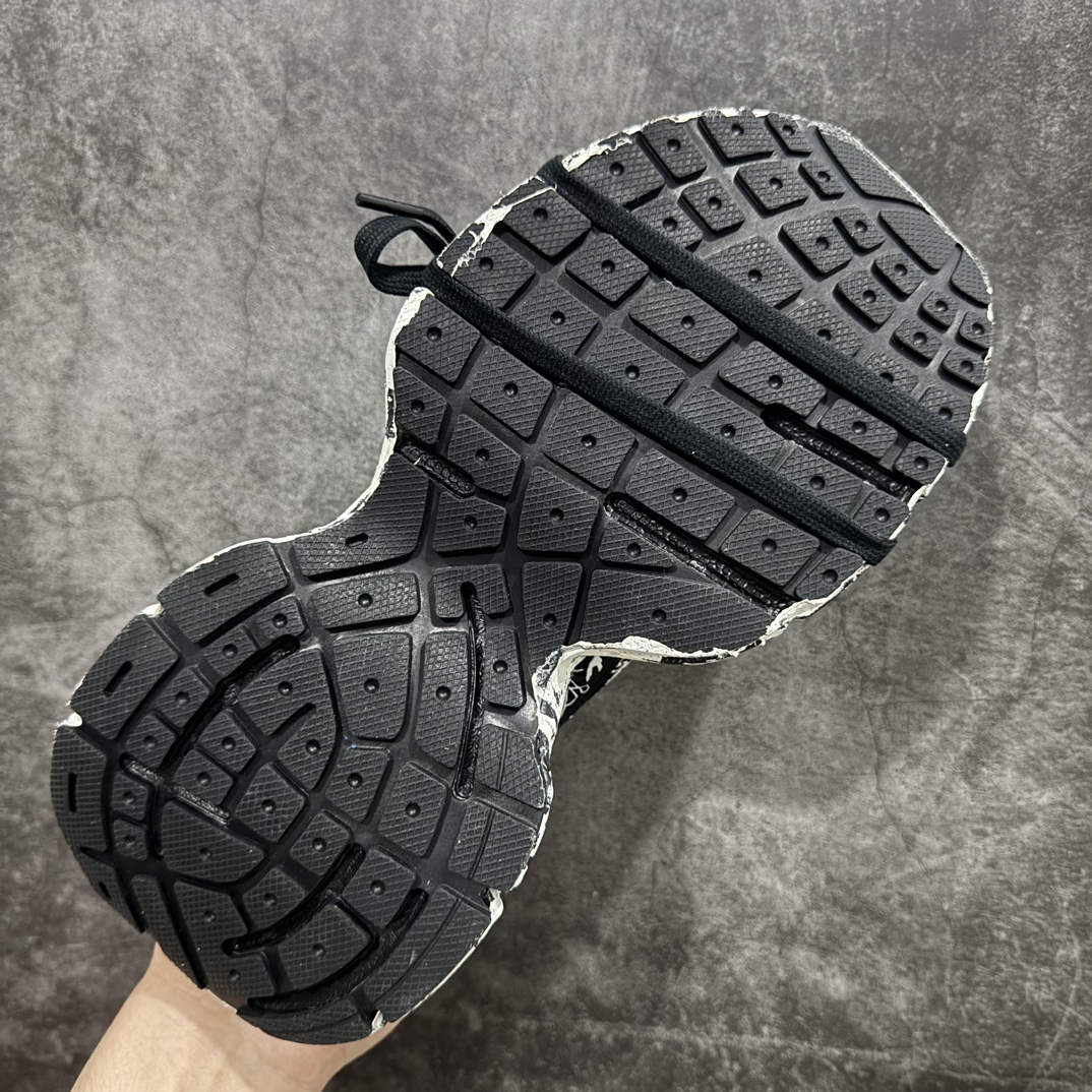 图片[9]-【OK纯原】BALENCIAGA 3XL Sneakers 巴黎世家十代网布系带低帮走秀复古老爹鞋全套原纸板楦头开发 最原汁原味的灵魂版型 全鞋荧光划线卡点 胶水把控整洁度追求极致完美 每一双都是工艺品 多重QC质检 超越公司货的品控标准 实实在在的免检产品 原盒原配 正确字体电绣 粗细、位置、大小正确 侧边TPU 透气孔匹配意产原版 正确分离大底 TPU软底 原版一致大底LOGO 立体感十足 原厂皮料水洗做旧 采购原厂网纱 不含皮革 网布材料和聚氨酯 磨损效果 鞋头边缘和后帮 Balenciaga 徽标 鞋面和后跟凸印尺码 鞋舌 3XL 橡胶品牌标识和反光细节 鞋帮拉袢和鞋舌拉祥 配反光细节 备用鞋带在鞋履前侧 可在穿着前取下 便于不同造型搭配 正常尺码  尺码：35 36 37 38 39 40 41 42 43 44 45 46 编码：DF400430-莆田鞋批发中心