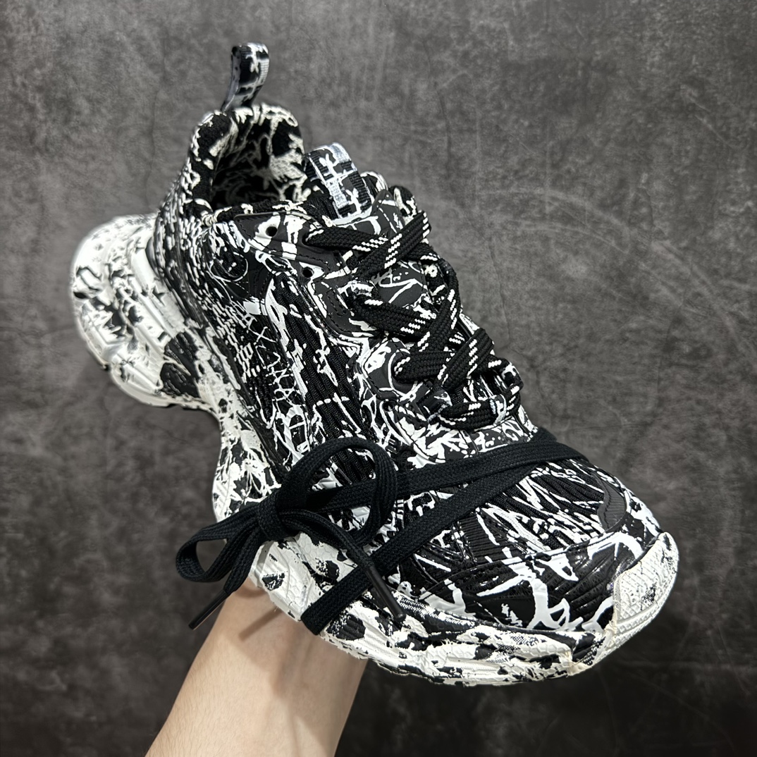 图片[3]-【OK纯原】BALENCIAGA 3XL Sneakers 巴黎世家十代网布系带低帮走秀复古老爹鞋全套原纸板楦头开发 最原汁原味的灵魂版型 全鞋荧光划线卡点 胶水把控整洁度追求极致完美 每一双都是工艺品 多重QC质检 超越公司货的品控标准 实实在在的免检产品 原盒原配 正确字体电绣 粗细、位置、大小正确 侧边TPU 透气孔匹配意产原版 正确分离大底 TPU软底 原版一致大底LOGO 立体感十足 原厂皮料水洗做旧 采购原厂网纱 不含皮革 网布材料和聚氨酯 磨损效果 鞋头边缘和后帮 Balenciaga 徽标 鞋面和后跟凸印尺码 鞋舌 3XL 橡胶品牌标识和反光细节 鞋帮拉袢和鞋舌拉祥 配反光细节 备用鞋带在鞋履前侧 可在穿着前取下 便于不同造型搭配 正常尺码  尺码：35 36 37 38 39 40 41 42 43 44 45 46 编码：DF400430-鞋库