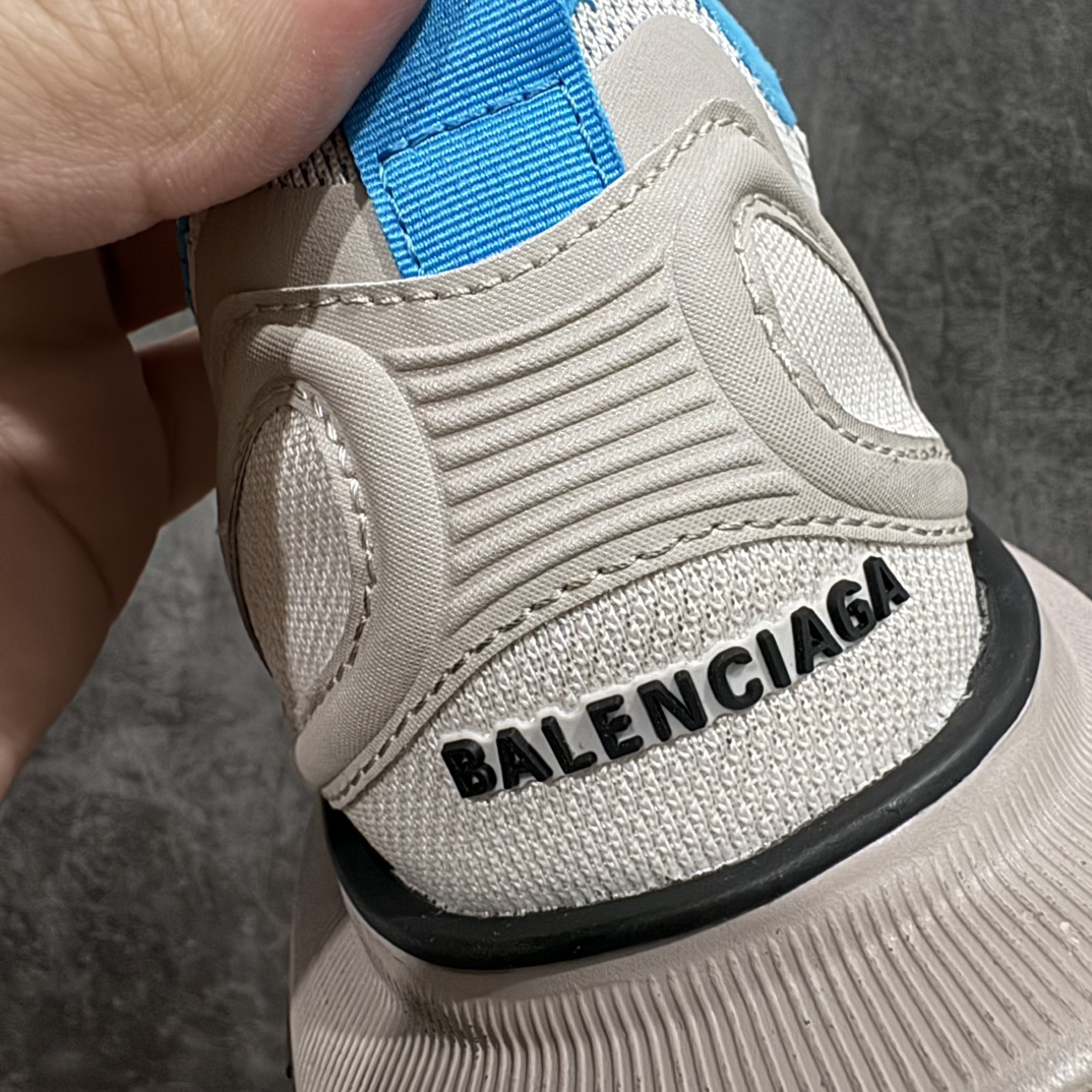 【XA版】巴黎世家BALENCIAGA Circuit Sneakers 环道系列低帮复古阔型底姥爹风潮流百搭休闲慢跑鞋 13代。灰绿色nn原厂原档案开发 原盒原标原厂组合底开模 采用原厂材料n所有细节做工全方位比对原鞋n从里到外一切百分百还原官方配置nn此代设计真真的打破了巴黎世家以往的风格路线 整体鞋身采用透气网面 纳米材料 加上轻度的做旧风格 脚感真真的超级轻盈 整体延续了运动鞋的设计流线 上脚轻盈舒适 相比于之前巴黎夸张的版型 真真的夏季运动跑步鞋  尺码：35-46全码出货 编码：DF370390-鞋库