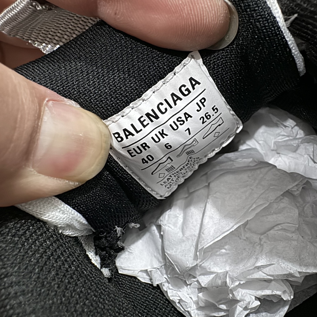 图片[5]-【总裁版】BALENCIAGA 10XL Sneakers巴黎世家网布系带低帮走秀复古老爹鞋n圈内最强巴黎 尺码大小一比一还原Zp 区别其他工厂缩小两个号码 全套原纸板楦头开发 最原汁原味的灵魂版型 全鞋荧光划线卡点 胶水把控整洁度追求极致完美 每一双都是工艺品 多重QC质检 超越公司货的品控标准 实实在在的免检产品 原盒原配 正确字体电绣 粗细、位置、大小正确 侧边TPU 透气孔匹配意产原版 正确分离大底 TPU软底 原版一致大底LOGO 立体感十足 原厂皮料水洗做旧 采购原厂网纱 不含皮革 网布材料和聚氨酯 磨损效果 展现品牌对于新潮事物的热情 这款鞋子拥有巨大尺寸和醒目设计 符合当下”老爹鞋”的趋势 鞋子采用银灰配色 营造出低调而不失华丽的效果 10XL的尺码使它成为市场中最显眼的存在 适合追求个性化的人群 Balenciaga始终站在时尚前沿 此次发布的产品再次体现了他们的创新能力   尺码：35 36 37 38 39 40 41 42 43 44 45 46偏大两码 编码：NM500530-莆田鞋批发中心