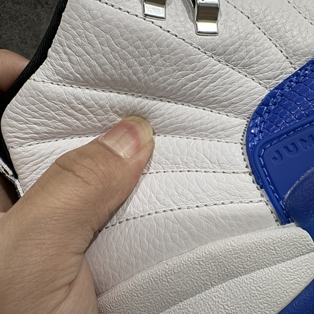 图片[2]-【外贸版】Air Jordan AJ12 Retro 白蓝高帮“Blueberry”CT8013-140n正确版本 原楦原纸板开发原汁原味12代鞋型 进口原厂皮料真碳板 原装材料 原厂定制金属扣 原厂电绣 细节到位nSIZE：40 40.5 41 42 42.5 43 44 44.5 45 45.5 46 47.5 编码：777470500-莆田鞋批发中心