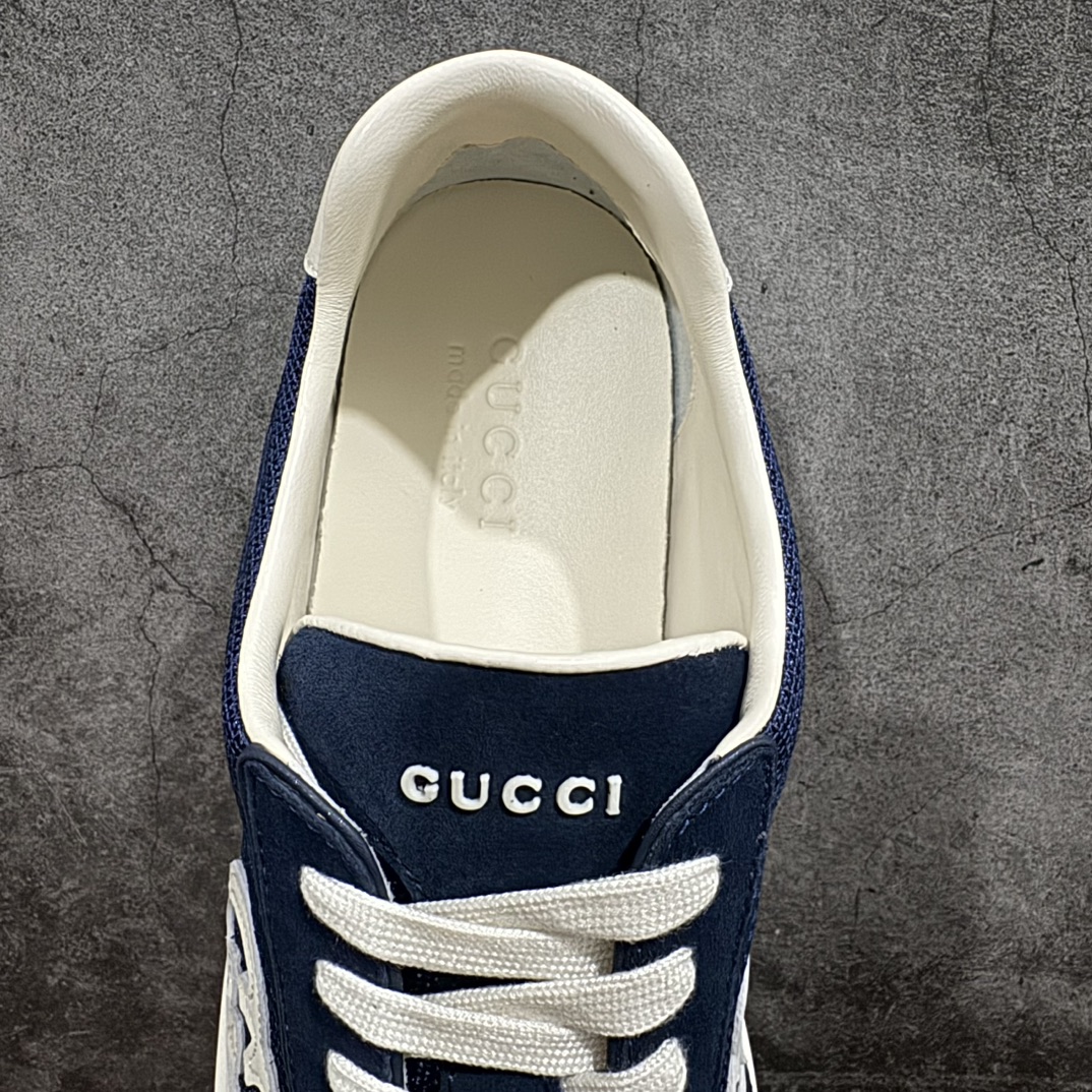 图片[8]-【广东纯原版本】Gucci Lido 24ss新款板鞋顶级品质 原版开发n内里柔软小牛皮 质感满分n德训风格 百搭各种穿搭 高端礼盒配件齐全n意大利海岸的夏日风情和海滩俱乐部汲取灵感。这款男士运动鞋以绒面材质匠心打造缀饰互扣式双G标识等Gucci经典符号元素，尽显别样风采。 尺码：38 39 40 41 42 43 44 45 46 编码：HH400430-鞋库