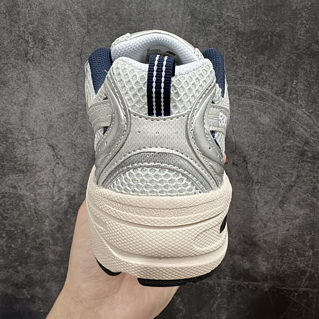 图片[4]-【小PF纯原】New Balance 530 NB530 男女休闲慢跑鞋 MR530KAnn原pf纯原工厂出品n保留原有的版型 清洁度和品质n材料有微调整 价格更具性价比n日韩出口特供订单配套商长期套现长期补货 全新货品正常出厂触屏不到的单价 超级跑量款全套原楦原纸板原厂数据开发 进口三明治网面原装进口翻毛皮料正确绒感卡色 正确中底拉帮中底网布细节 采用轻质牛剖革拼接透气网眼衬垫织物鞋面材质 T-Beam大底提供足步弓支撑 保持步态稳定 后跟搭载外露缓震胶 鞋身整体以各种深浅不一的灰色覆盖 鞋头以淡蓝色调装饰 网眼衬垫通过不规律的色块实现做旧的美感 泛黄的鞋底更是进一步增添了复古气息  尺码：36 37 37.5 38 38.5 39.5 40 40.5 41.5 42 42.5 43 44 44.5 45 编码：NM220240-鞋库