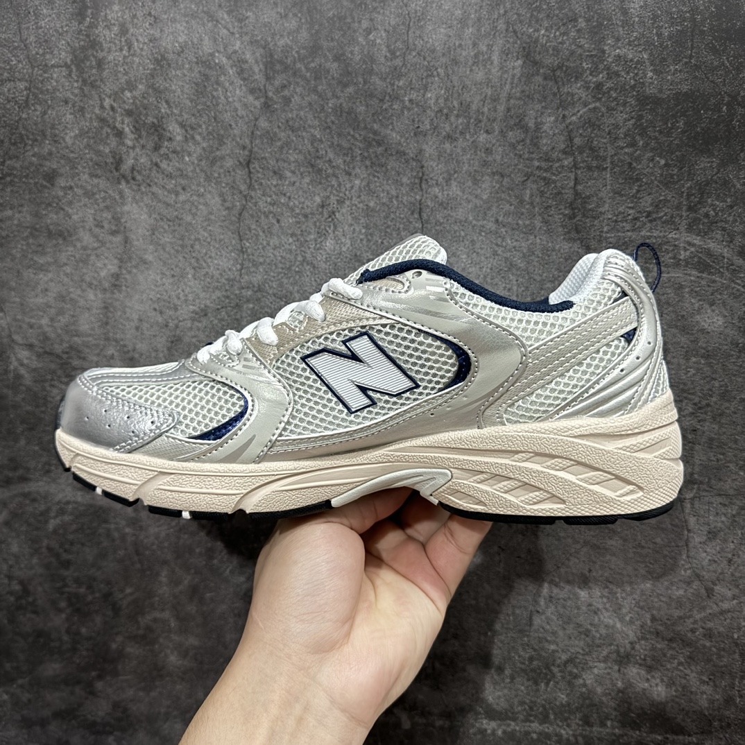 图片[2]-【小PF纯原】New Balance 530 NB530 男女休闲慢跑鞋 MR530KAnn原pf纯原工厂出品n保留原有的版型 清洁度和品质n材料有微调整 价格更具性价比n日韩出口特供订单配套商长期套现长期补货 全新货品正常出厂触屏不到的单价 超级跑量款全套原楦原纸板原厂数据开发 进口三明治网面原装进口翻毛皮料正确绒感卡色 正确中底拉帮中底网布细节 采用轻质牛剖革拼接透气网眼衬垫织物鞋面材质 T-Beam大底提供足步弓支撑 保持步态稳定 后跟搭载外露缓震胶 鞋身整体以各种深浅不一的灰色覆盖 鞋头以淡蓝色调装饰 网眼衬垫通过不规律的色块实现做旧的美感 泛黄的鞋底更是进一步增添了复古气息  尺码：36 37 37.5 38 38.5 39.5 40 40.5 41.5 42 42.5 43 44 44.5 45 编码：NM220240-鞋库