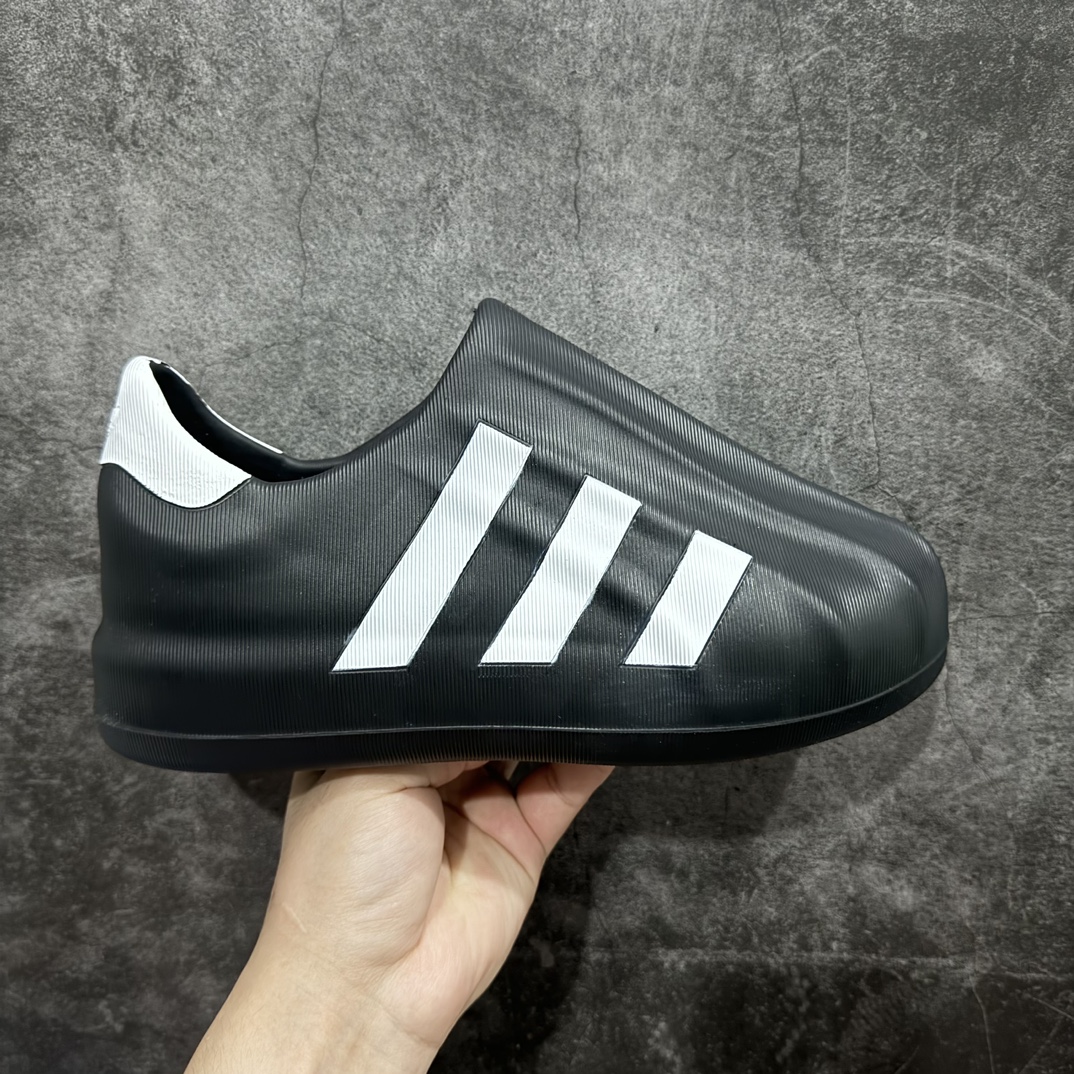 【DT版】adidas originals AdiF OM Superstar Mule 黑白色 网红爆款鸭掌全拖鞋注意区别市场版本n原鞋开模打造 1：1制作n材料 重量都同步原版 市面其他版本太轻 对比差距一目了然💪🏻nn此款以简约大方的造型设计，给人以随性休闲的时尚格调，穿着舒适轻便，运动灵活自如，满足日常个性穿搭。 货号：HQ8752 Size：35.5 36.5 37 38 38.5 39 40 40.5 41 42 42.5 43 44 44.5 45  编码：DT160180-莆田鞋批发中心