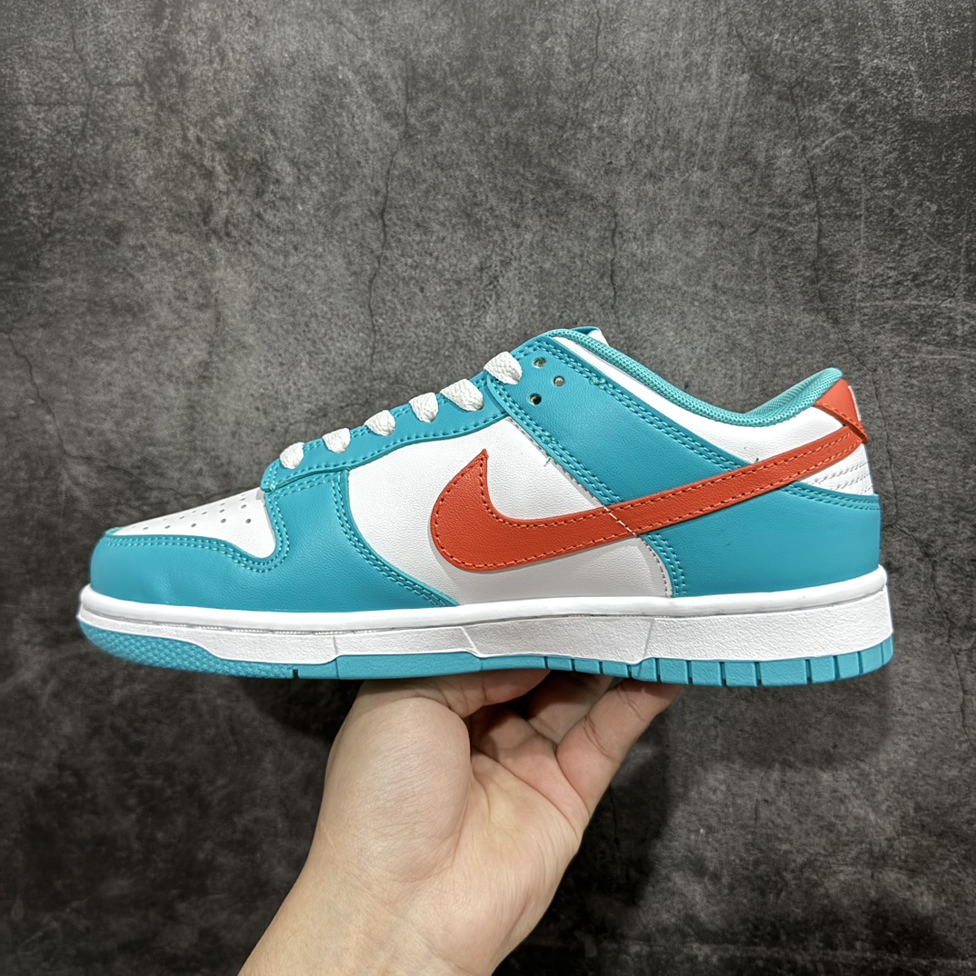 图片[2]-【纯原Z版】耐克Nike SB Dunk Low Retro GS\”Miami Dolphins\”扣篮系列低帮休闲运动滑板板鞋“迈阿密海豚队蓝白橙”DV0833-102nn男女鞋真标半码制n2021版更新数据窄楦版型n采用软质牛剖革鞋面材质n鞋垫嵌EVA缓震物料及背胶#外置耐磨橡胶大底❗️ 尺码：36 36.5 37.5 38 38.5 39 40 40.5 41 42 42.5 43 44 44.5 45 46nn之前，Nike 推出了 “费城人”、“纽约大都会”、“旧金山巨人” 和 “洛杉矶道奇” 球队配色，一经推出获得众多鞋迷们的追捧。近日，又有全新橄榄球球队配色的 Nike Dunk Low 曝光。整双鞋采用蓝色和白色搭配，橙色点缀，完美还原迈阿密海豚队球衣配色。鞋面采用皮革材质打造，质感满满。最后白色中底搭配蓝色外底收尾，完善整双鞋设计。 编码：FS240260-鞋库