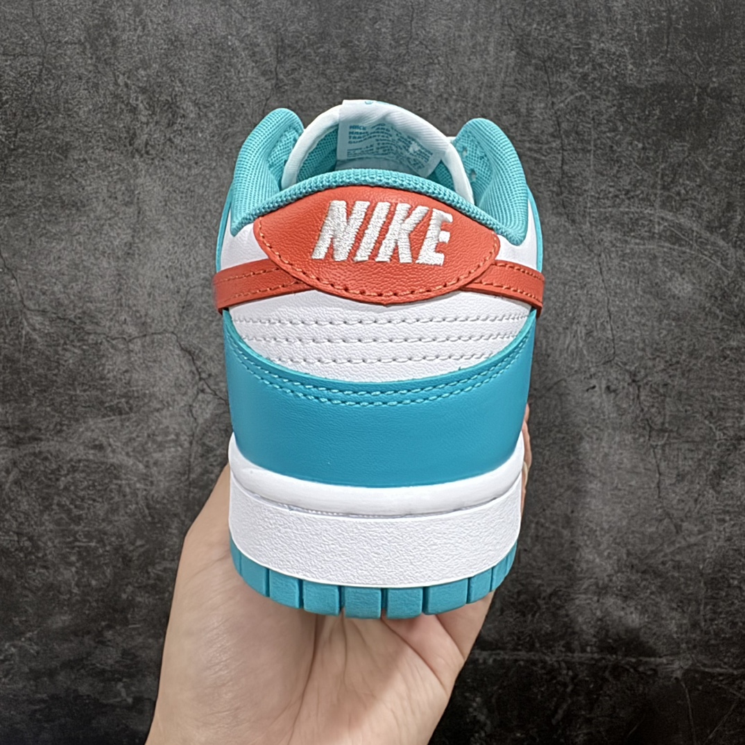 图片[4]-【纯原Z版】耐克Nike SB Dunk Low Retro GS\”Miami Dolphins\”扣篮系列低帮休闲运动滑板板鞋“迈阿密海豚队蓝白橙”DV0833-102nn男女鞋真标半码制n2021版更新数据窄楦版型n采用软质牛剖革鞋面材质n鞋垫嵌EVA缓震物料及背胶#外置耐磨橡胶大底❗️ 尺码：36 36.5 37.5 38 38.5 39 40 40.5 41 42 42.5 43 44 44.5 45 46nn之前，Nike 推出了 “费城人”、“纽约大都会”、“旧金山巨人” 和 “洛杉矶道奇” 球队配色，一经推出获得众多鞋迷们的追捧。近日，又有全新橄榄球球队配色的 Nike Dunk Low 曝光。整双鞋采用蓝色和白色搭配，橙色点缀，完美还原迈阿密海豚队球衣配色。鞋面采用皮革材质打造，质感满满。最后白色中底搭配蓝色外底收尾，完善整双鞋设计。 编码：FS240260-鞋库