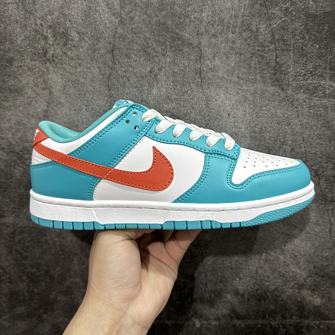 【纯原Z版】耐克Nike SB Dunk Low Retro GS\”Miami Dolphins\”扣篮系列低帮休闲运动滑板板鞋“迈阿密海豚队蓝白橙”DV0833-102nn男女鞋真标半码制n2021版更新数据窄楦版型n采用软质牛剖革鞋面材质n鞋垫嵌EVA缓震物料及背胶#外置耐磨橡胶大底❗️ 尺码：36 36.5 37.5 38 38.5 39 40 40.5 41 42 42.5 43 44 44.5 45 46nn之前，Nike 推出了 “费城人”、“纽约大都会”、“旧金山巨人” 和 “洛杉矶道奇” 球队配色，一经推出获得众多鞋迷们的追捧。近日，又有全新橄榄球球队配色的 Nike Dunk Low 曝光。整双鞋采用蓝色和白色搭配，橙色点缀，完美还原迈阿密海豚队球衣配色。鞋面采用皮革材质打造，质感满满。最后白色中底搭配蓝色外底收尾，完善整双鞋设计。 编码：FS240260-鞋库