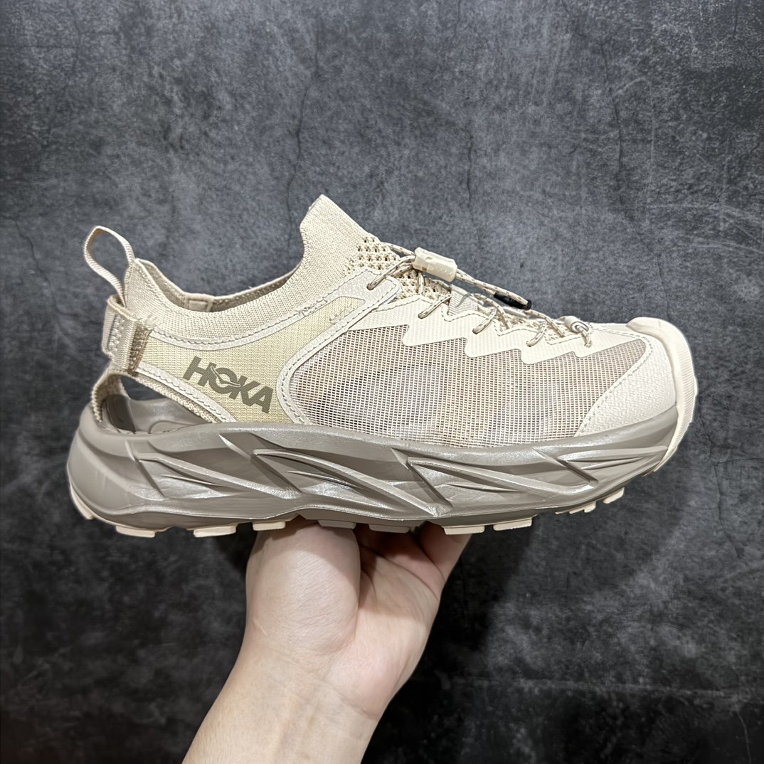 【神版】Hoka One One Hopara 2霍帕拉系列涉水休闲户外露营凉鞋n作为先锋品牌的 HOKA ONE ONE总是以独特的方式，HOPARA是一款溯溪鞋，又名排水鞋，可长期用于涉水和溯溪，保护脚底和脚趾的安全和舒适。-鞋面材料速干，透气，耐磨；鞋底防滑，耐磨，抓地能力强，出于安全考虑，设计要求较高-涉水溯溪过程中，水，泥沙，可以直接从鞋内大孔排出，细纹鞋底使在岩石上抓地能力强，避免打滑，而上路后，鞋面具有快干透气等优点。n 尺码：36 36.5 37.5 38 38.5 39 40 40.5 41 42 42.5 43 44 44.5 45 编码：DZ260280-鞋库