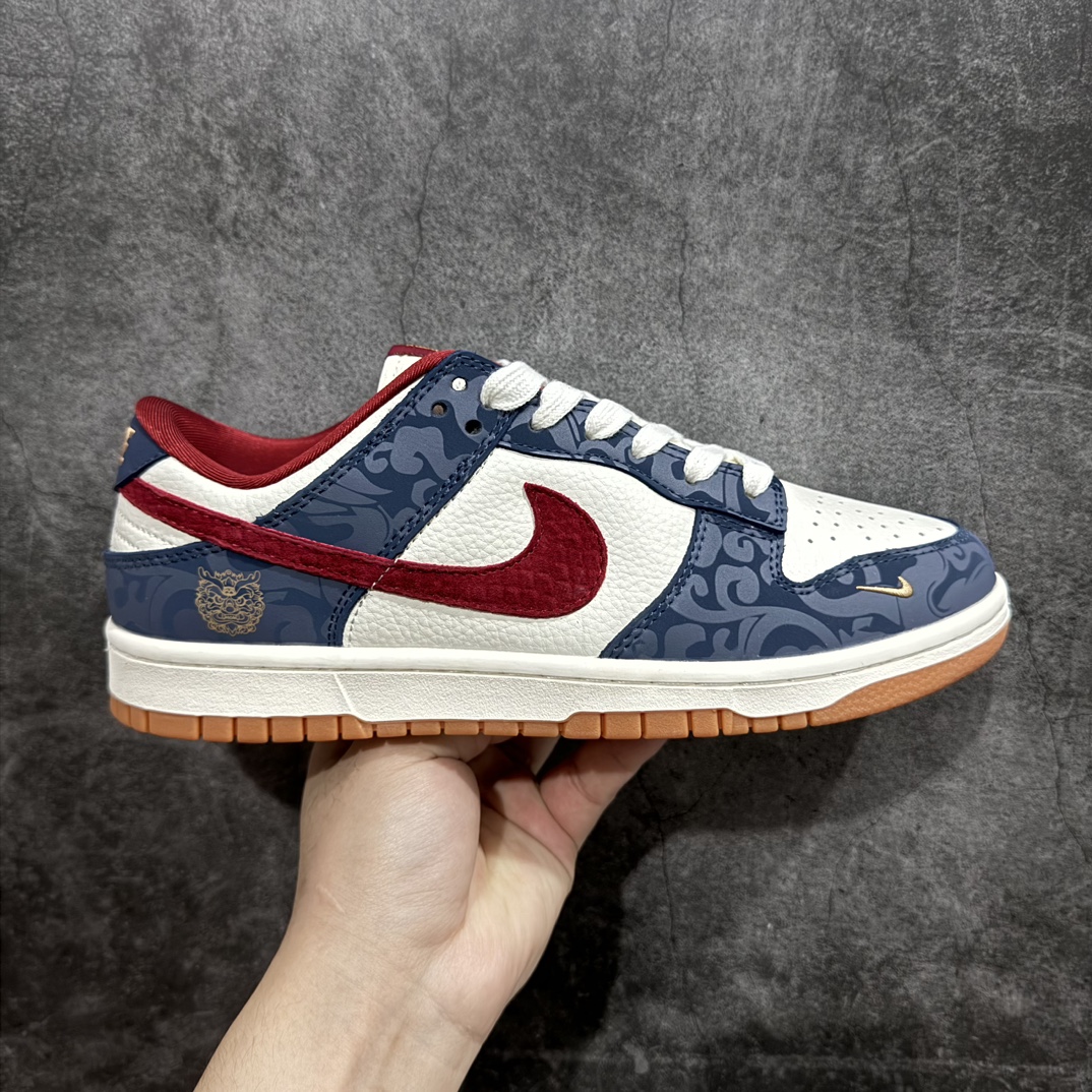 【定制版】Nike Dunk Low 龙年限定 暗纹 蓝红勾n此款主张打破传统的工业化流水线设计限制，以Made by ideas的超级创意为理念，集结众多潮流设计师，结合时下最ing潮流风尚，为潮流爱好者打造彰品自我的专属潮品。同时尊重每个年轻人对于潮流的理解与选择，主张“让每个年轻人塑造自己的潮流”。 货号：DQ1098-365 Size：36 36.5 37.5 38 38.5 39 40 40.5 41 42 42.5 43 44 44.5 45 编码：HXS340360-莆田鞋批发中心