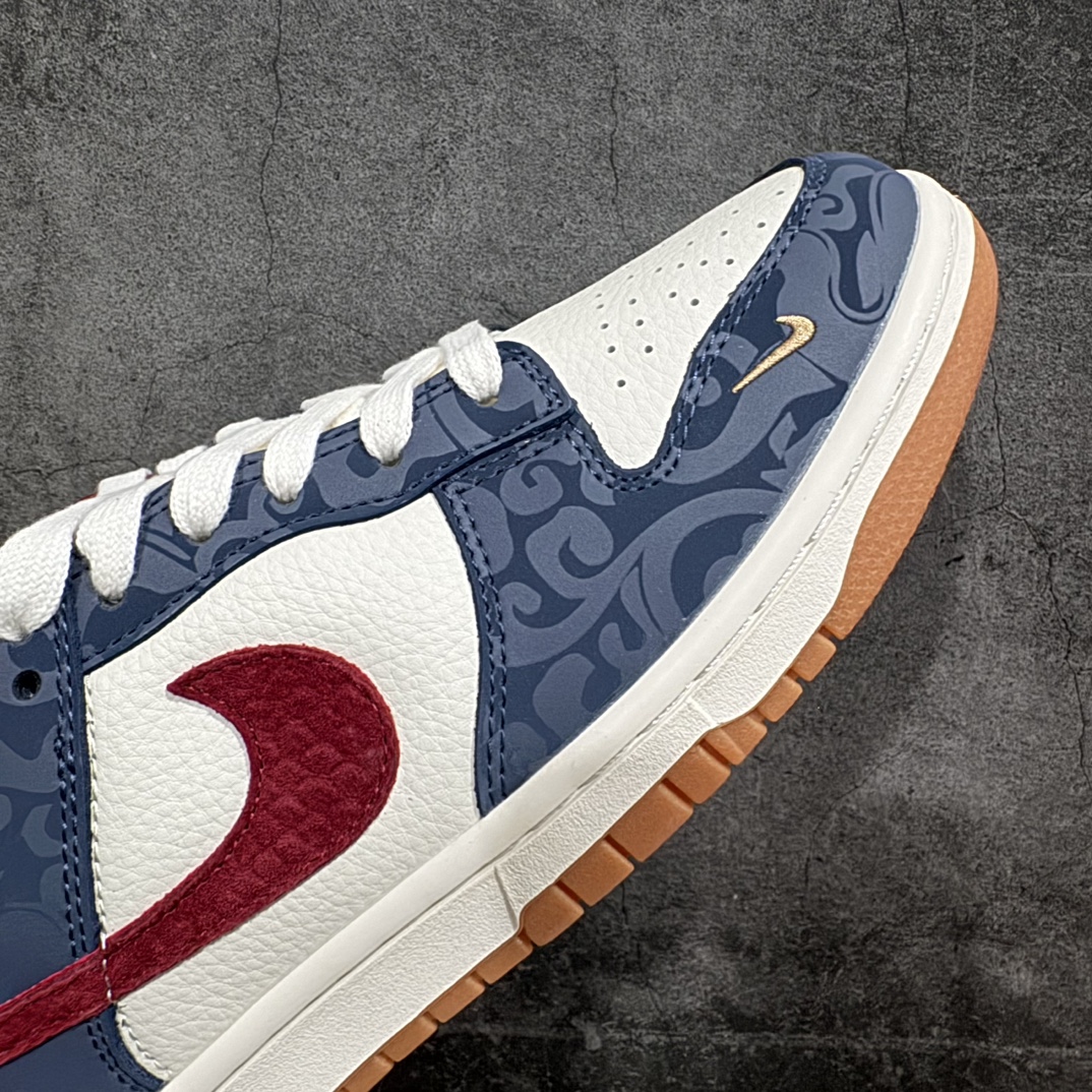 图片[6]-【定制版】Nike Dunk Low 龙年限定 暗纹 蓝红勾n此款主张打破传统的工业化流水线设计限制，以Made by ideas的超级创意为理念，集结众多潮流设计师，结合时下最ing潮流风尚，为潮流爱好者打造彰品自我的专属潮品。同时尊重每个年轻人对于潮流的理解与选择，主张“让每个年轻人塑造自己的潮流”。 货号：DQ1098-365 Size：36 36.5 37.5 38 38.5 39 40 40.5 41 42 42.5 43 44 44.5 45 编码：HXS340360-莆田鞋批发中心