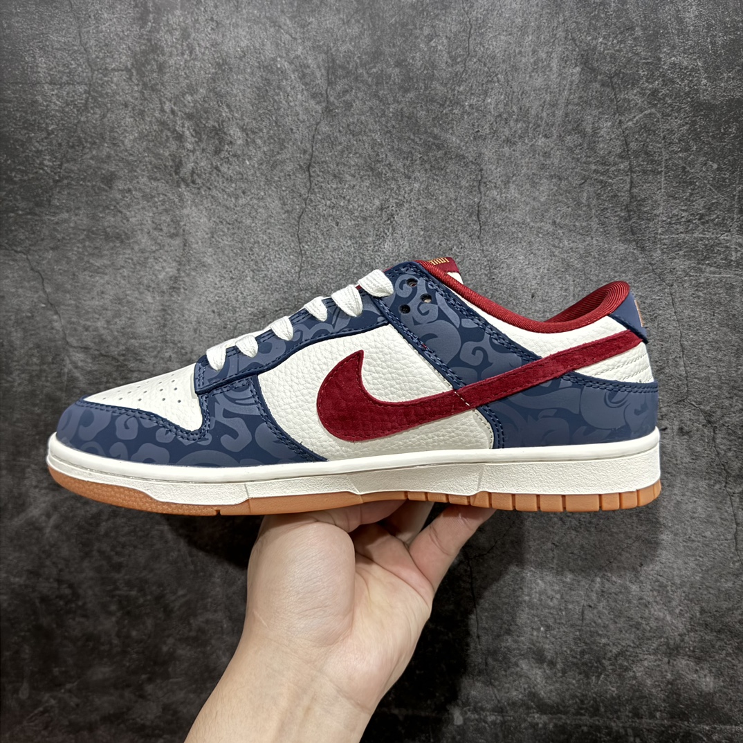 图片[2]-【定制版】Nike Dunk Low 龙年限定 暗纹 蓝红勾n此款主张打破传统的工业化流水线设计限制，以Made by ideas的超级创意为理念，集结众多潮流设计师，结合时下最ing潮流风尚，为潮流爱好者打造彰品自我的专属潮品。同时尊重每个年轻人对于潮流的理解与选择，主张“让每个年轻人塑造自己的潮流”。 货号：DQ1098-365 Size：36 36.5 37.5 38 38.5 39 40 40.5 41 42 42.5 43 44 44.5 45 编码：HXS340360-莆田鞋批发中心