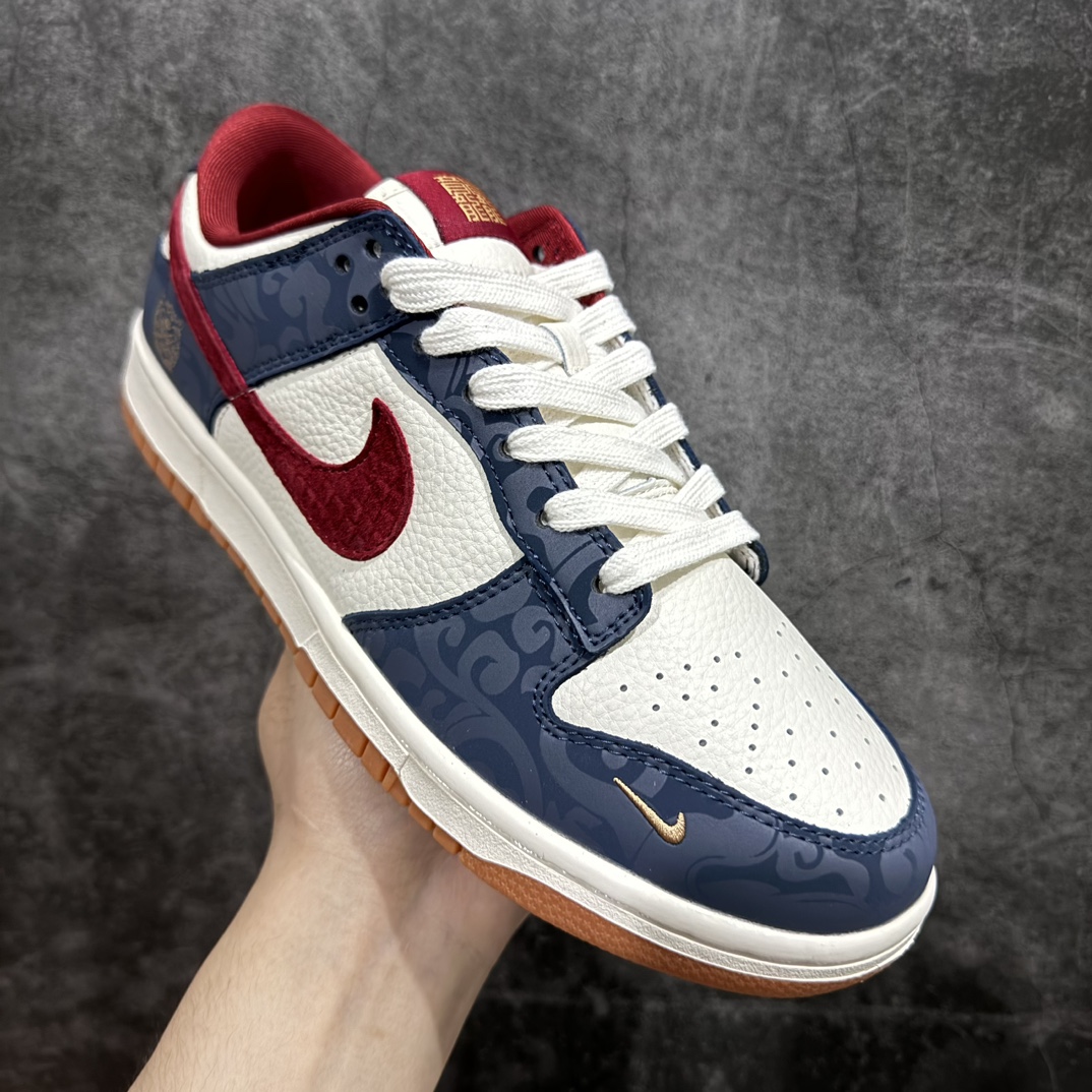 图片[3]-【定制版】Nike Dunk Low 龙年限定 暗纹 蓝红勾n此款主张打破传统的工业化流水线设计限制，以Made by ideas的超级创意为理念，集结众多潮流设计师，结合时下最ing潮流风尚，为潮流爱好者打造彰品自我的专属潮品。同时尊重每个年轻人对于潮流的理解与选择，主张“让每个年轻人塑造自己的潮流”。 货号：DQ1098-365 Size：36 36.5 37.5 38 38.5 39 40 40.5 41 42 42.5 43 44 44.5 45 编码：HXS340360-莆田鞋批发中心