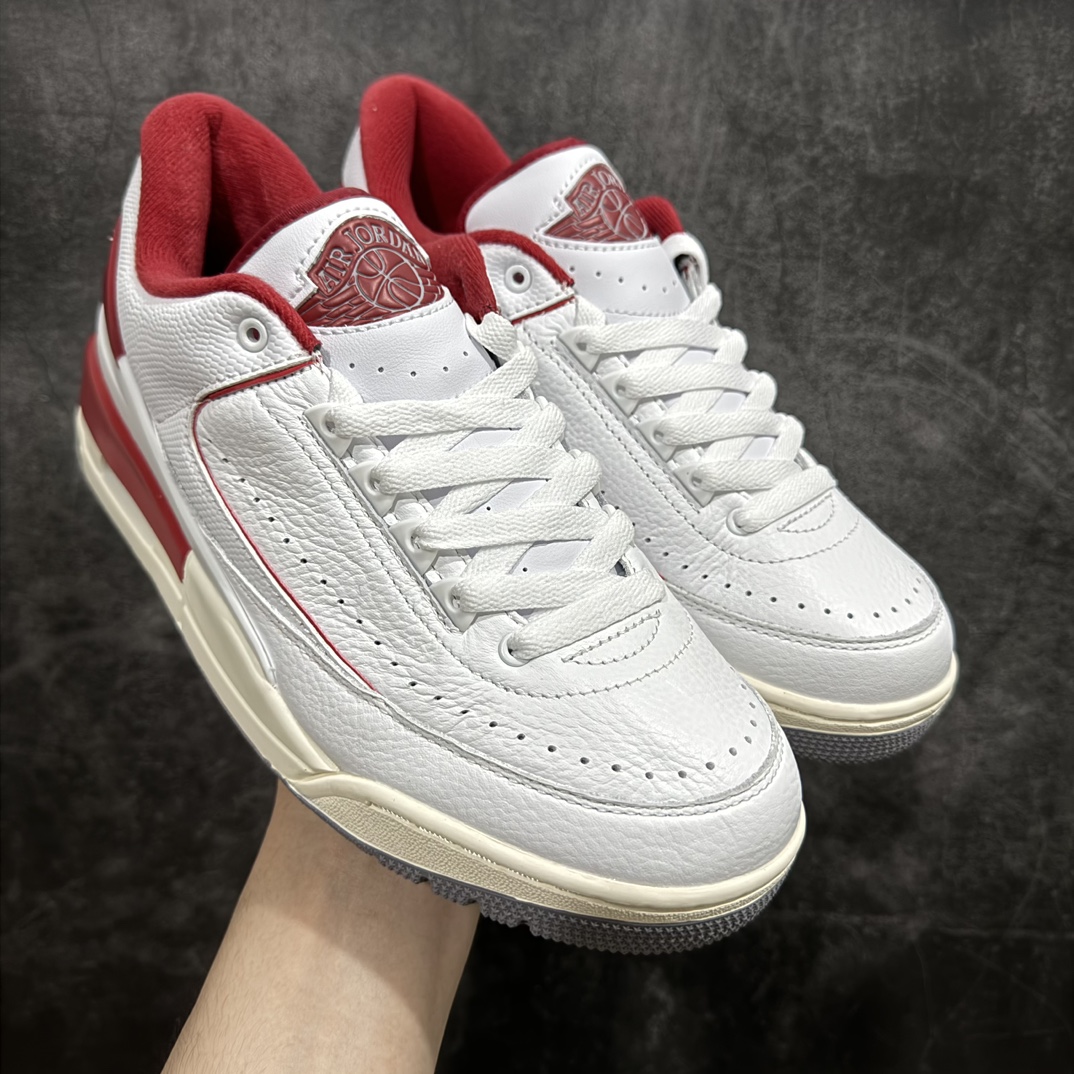 【纯原头层版】Air Jordan 2/3 Retro AJ2/3 乔2/3白红色 低帮篮球鞋 FD0383-161rnn细节皮料升级 品质更好n采用白色鞋面，融合光滑皮革材料，侧面穿孔设计十分巧妙的增强了透气性。红色装饰 TPU 鞋跟、饰边、Air Jordan 鞋舌品牌、内衬、鞋垫和中底。r 尺码：40 40.5 41 42 42.5 43 44 44.5 45 46 47.5 编码：777380400-莆田鞋批发中心