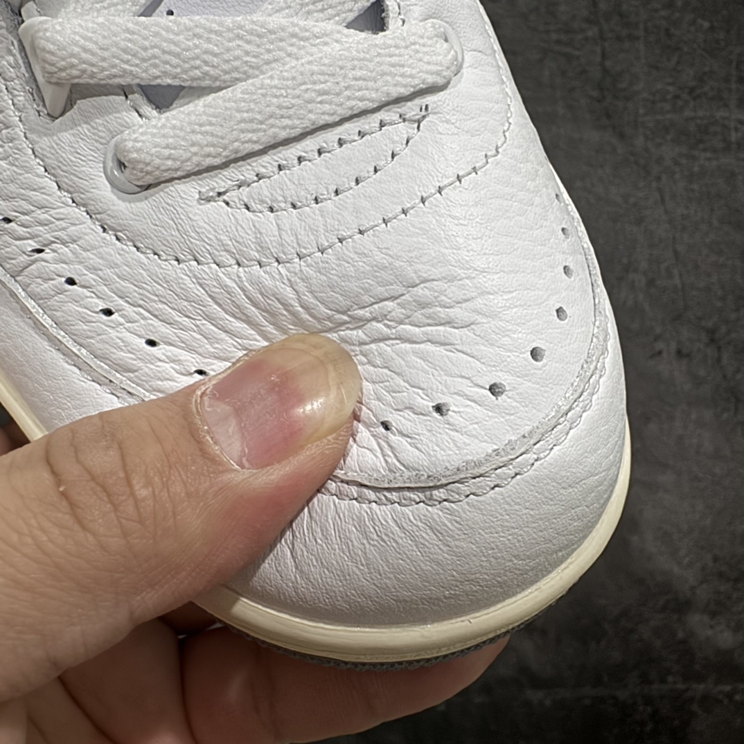 图片[3]-【纯原头层版】Air Jordan 2/3 Retro AJ2/3 乔2/3白红色 低帮篮球鞋 FD0383-161rnn细节皮料升级 品质更好n采用白色鞋面，融合光滑皮革材料，侧面穿孔设计十分巧妙的增强了透气性。红色装饰 TPU 鞋跟、饰边、Air Jordan 鞋舌品牌、内衬、鞋垫和中底。r 尺码：40 40.5 41 42 42.5 43 44 44.5 45 46 47.5 编码：777380400-莆田鞋批发中心