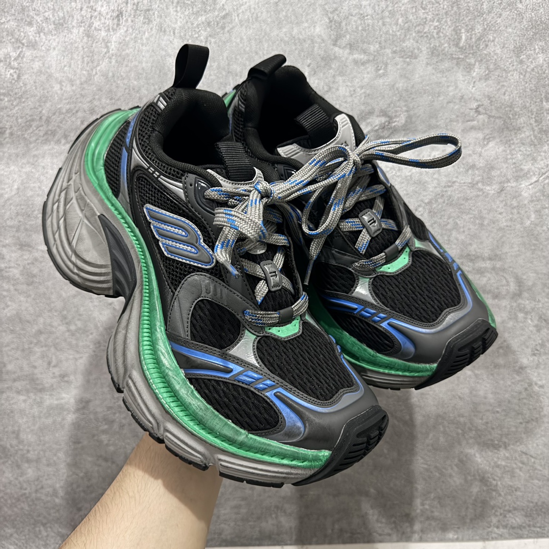 【总裁版】BALENCIAGA 10XL Sneakers巴黎世家网布系带低帮走秀复古老爹鞋n圈内最强巴黎 尺码大小一比一还原Zp 区别其他工厂缩小两个号码 全套原纸板楦头开发 最原汁原味的灵魂版型 全鞋荧光划线卡点 胶水把控整洁度追求极致完美 每一双都是工艺品 多重QC质检 超越公司货的品控标准 实实在在的免检产品 原盒原配 正确字体电绣 粗细、位置、大小正确 侧边TPU 透气孔匹配意产原版 正确分离大底 TPU软底 原版一致大底LOGO 立体感十足 原厂皮料水洗做旧 采购原厂网纱 不含皮革 网布材料和聚氨酯 磨损效果 展现品牌对于新潮事物的热情 这款鞋子拥有巨大尺寸和醒目设计 符合当下”老爹鞋”的趋势 鞋子采用银灰配色 营造出低调而不失华丽的效果 10XL的尺码使它成为市场中最显眼的存在 适合追求个性化的人群 Balenciaga始终站在时尚前沿 此次发布的产品再次体现了他们的创新能力   尺码：35 36 37 38 39 40 41 42 43 44 45 46偏大两码 编码：NM490530-鞋库