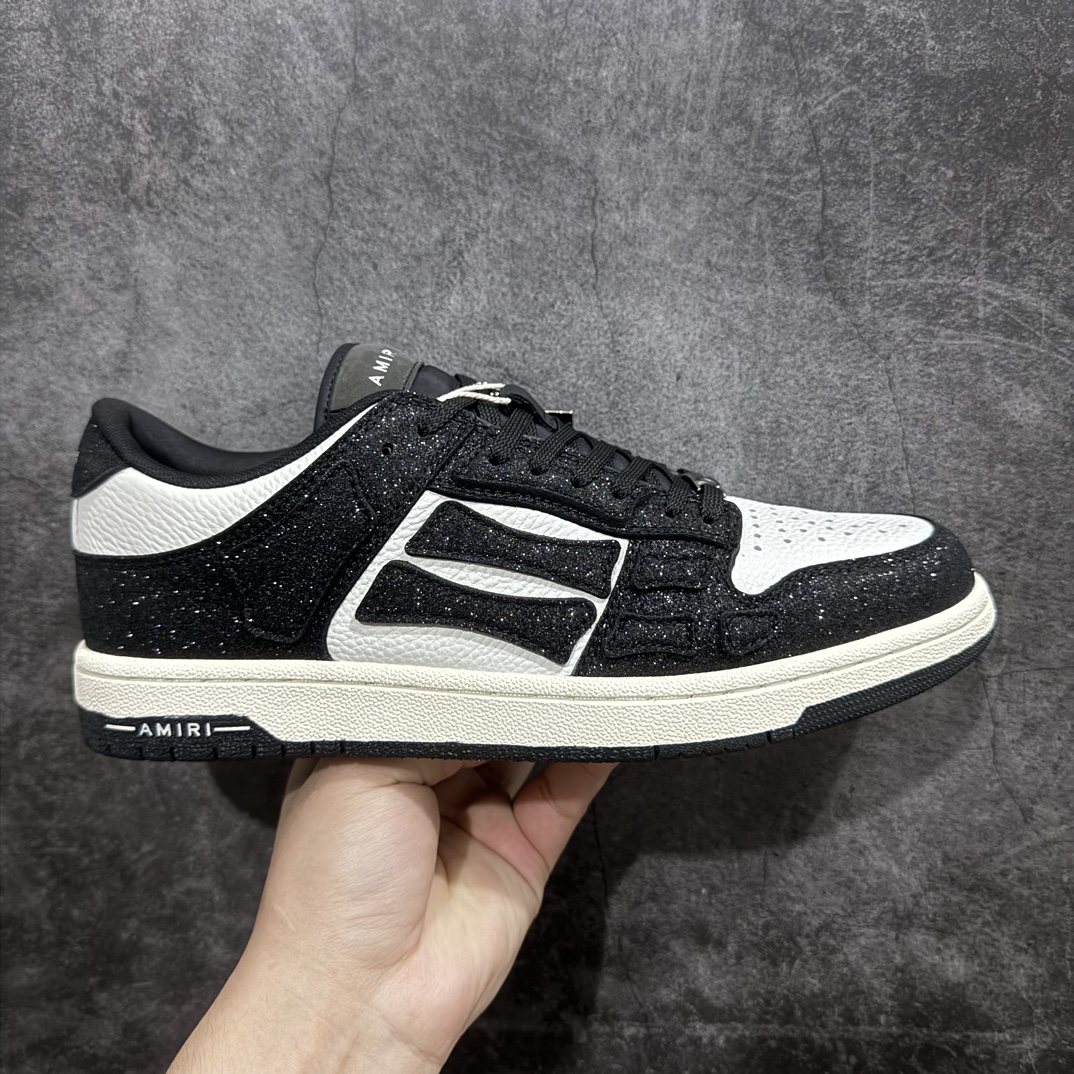 450 【广东纯原版本】Amiri 埃米尔 Skeleton Low-Skel top Sneakers 骨骼系列 低帮休闲板鞋 黑白闪粉 原版一比一开发 大货相似度百分之98起步 全套原版包装已经复刻到缝隙全新订单出货 市售最高版本 外贸 平台高端零售专供品质 原版皮料打造 正确骨头形状 鞋舌外翻细节 头层牛皮双层加厚鞋面 鞋帮侧面骨头采用两张牛皮贴合处理 立体感更好 皮料切口均油边处理 定制金属LOGO铭牌及吊牌 及其复杂的工艺已经完全攻克 可对比市面任何版本 尺码：36 37 38 39 40 41 42 43 44 45 编码：HH480500