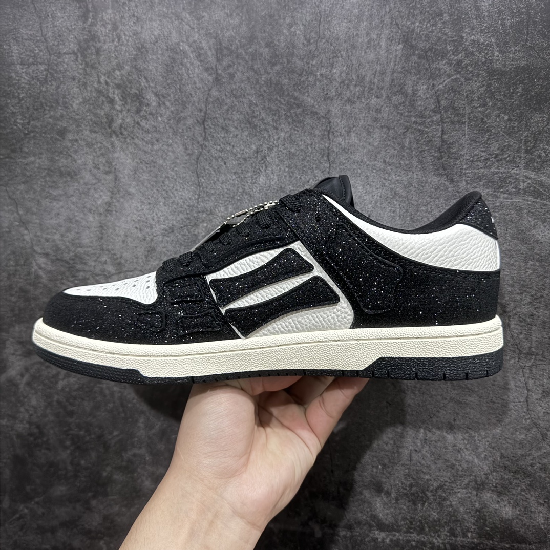 450 【广东纯原版本】Amiri 埃米尔 Skeleton Low-Skel top Sneakers 骨骼系列 低帮休闲板鞋 黑白闪粉 原版一比一开发 大货相似度百分之98起步 全套原版包装已经复刻到缝隙全新订单出货 市售最高版本 外贸 平台高端零售专供品质 原版皮料打造 正确骨头形状 鞋舌外翻细节 头层牛皮双层加厚鞋面 鞋帮侧面骨头采用两张牛皮贴合处理 立体感更好 皮料切口均油边处理 定制金属LOGO铭牌及吊牌 及其复杂的工艺已经完全攻克 可对比市面任何版本 尺码：36 37 38 39 40 41 42 43 44 45 编码：HH480500