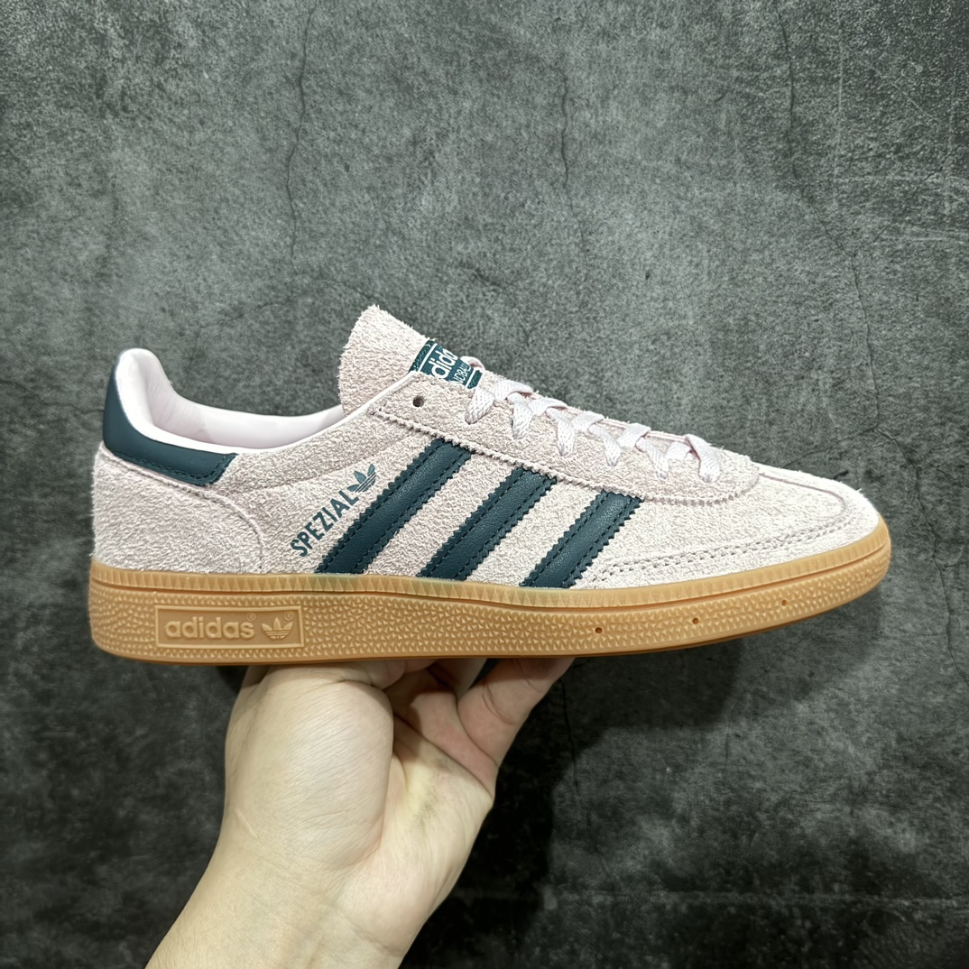 【Top纯原版】Adidas Handball Spezial  阿迪达斯经典款反毛皮复古休闲板鞋 粉色生胶IF6561nn大厂出品 原厂材料打造 天花板品质 区别市场货n原厂原档案开发出品 皮料切割干净无任何毛边鞋型细节完美 超高清洁度 市场最高版本  尺码：36 36.5 37 38 38.5 39 40 40.5 41 42 42.5 43 44 44.5 45 编码：TOP240260-鞋库