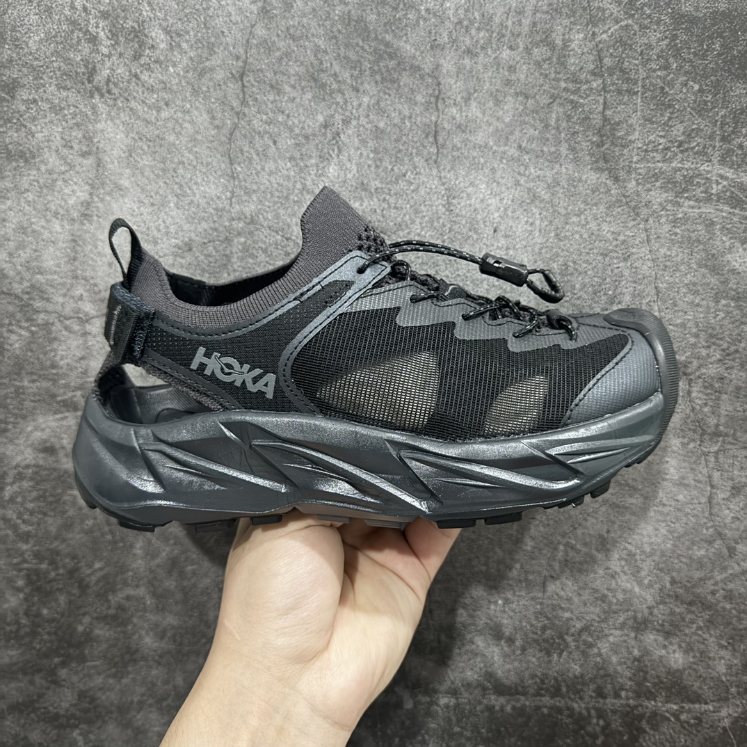 【神版】Hoka One One Hopara 2霍帕拉系列涉水休闲户外露营凉鞋n作为先锋品牌的 HOKA ONE ONE总是以独特的方式，HOPARA是一款溯溪鞋，又名排水鞋，可长期用于涉水和溯溪，保护脚底和脚趾的安全和舒适。-鞋面材料速干，透气，耐磨；鞋底防滑，耐磨，抓地能力强，出于安全考虑，设计要求较高-涉水溯溪过程中，水，泥沙，可以直接从鞋内大孔排出，细纹鞋底使在岩石上抓地能力强，避免打滑，而上路后，鞋面具有快干透气等优点。n 尺码：36 36.5 37.5 38 38.5 39 40 40.5 41 42 42.5 43 44 44.5 45 编码：DZ260280-鞋库