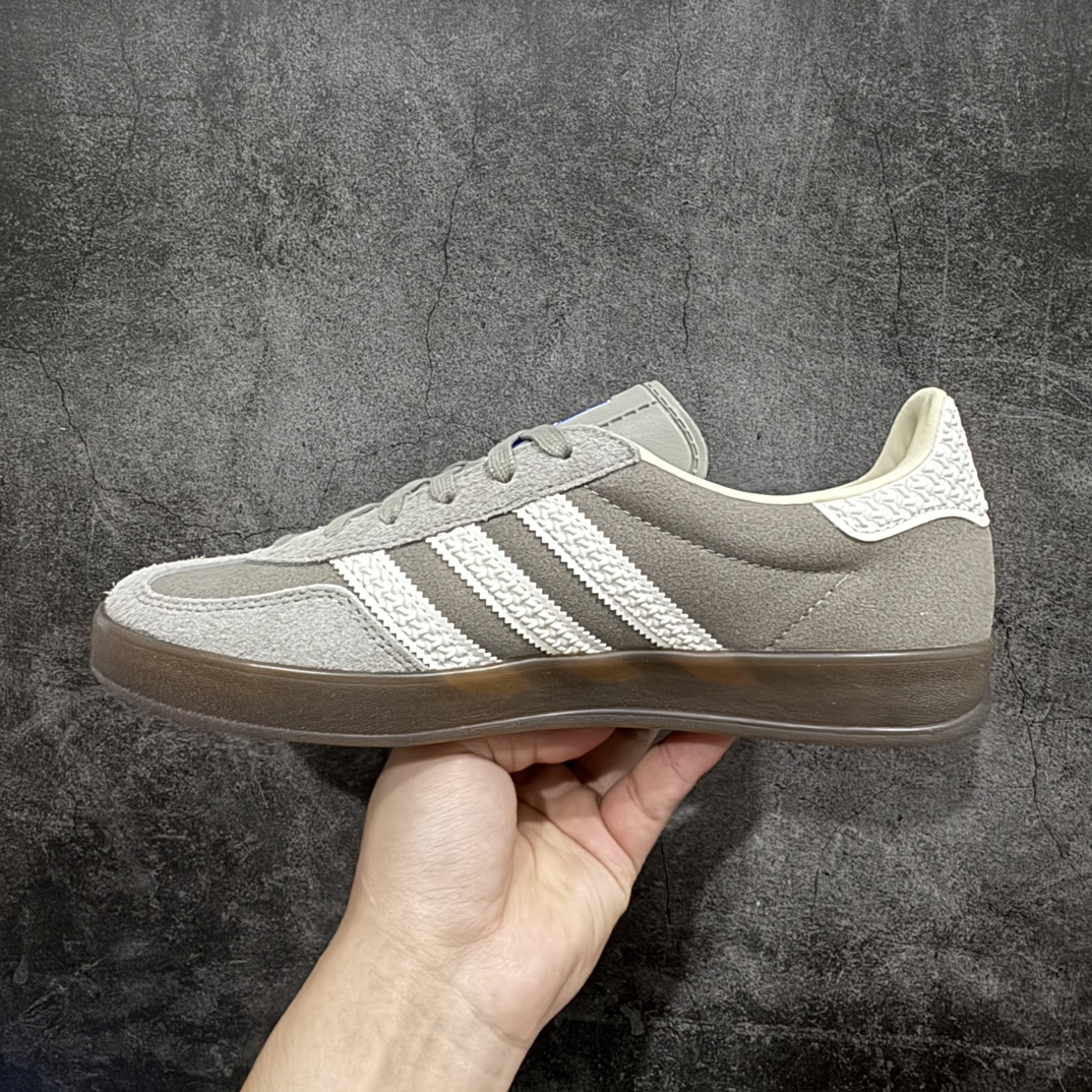 图片[2]-【VT纯原】AD Original Gazelle Indoor Trainers 瞪羚室内鞋系列低帮复古百搭休闲运动德训风板鞋 灰熊 IF1807nn高端零售特供批次原厂定制长毛翻毛皮组合环保纤维革鞋面材质内置环保海玻璃鞋垫 外置RB橡胶大底产品品控稳定性领先行业原厂全套原楦原纸板冲刀磨具开发 原厂皮料加持原厂港宝加持定型后跟R度完美 将复古进行到底简约流畅 三十年不变经典 这款Gazelle运动鞋 无论面料、配色、质感或设计 都只在重现其1991年原款的经典 皮革鞋面 撞色三条纹和鞋跟标的设计 力求呈现90年代的经典复古风潮 Samba火热的同时 也带动了其它的复古鞋型 Gazelle便是其中一只 Gazelle Indoor拥有包边更宽的T字型鞋头 更好的保护运动员的前掌 浓浓的复古氛围感 非常适合现在流行的Cleanfit风格  尺码：36-45 编码：T225260-莆田鞋批发中心