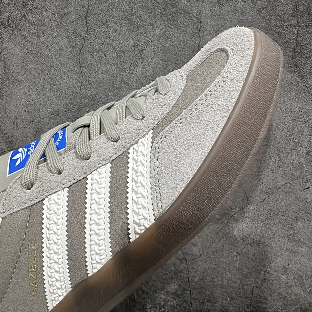 图片[6]-【VT纯原】AD Original Gazelle Indoor Trainers 瞪羚室内鞋系列低帮复古百搭休闲运动德训风板鞋 灰熊 IF1807nn高端零售特供批次原厂定制长毛翻毛皮组合环保纤维革鞋面材质内置环保海玻璃鞋垫 外置RB橡胶大底产品品控稳定性领先行业原厂全套原楦原纸板冲刀磨具开发 原厂皮料加持原厂港宝加持定型后跟R度完美 将复古进行到底简约流畅 三十年不变经典 这款Gazelle运动鞋 无论面料、配色、质感或设计 都只在重现其1991年原款的经典 皮革鞋面 撞色三条纹和鞋跟标的设计 力求呈现90年代的经典复古风潮 Samba火热的同时 也带动了其它的复古鞋型 Gazelle便是其中一只 Gazelle Indoor拥有包边更宽的T字型鞋头 更好的保护运动员的前掌 浓浓的复古氛围感 非常适合现在流行的Cleanfit风格  尺码：36-45 编码：T225260-莆田鞋批发中心