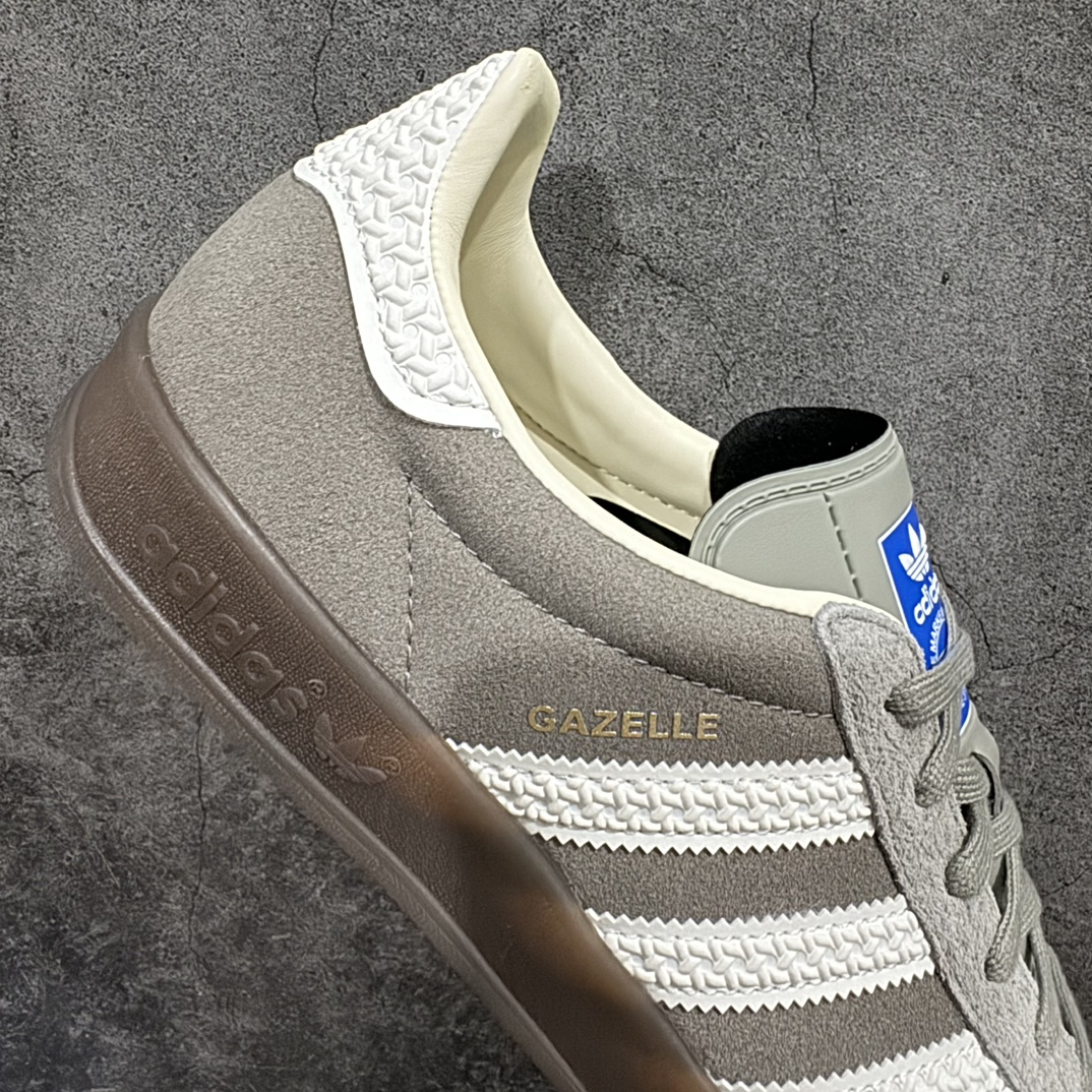 图片[7]-【VT纯原】AD Original Gazelle Indoor Trainers 瞪羚室内鞋系列低帮复古百搭休闲运动德训风板鞋 灰熊 IF1807nn高端零售特供批次原厂定制长毛翻毛皮组合环保纤维革鞋面材质内置环保海玻璃鞋垫 外置RB橡胶大底产品品控稳定性领先行业原厂全套原楦原纸板冲刀磨具开发 原厂皮料加持原厂港宝加持定型后跟R度完美 将复古进行到底简约流畅 三十年不变经典 这款Gazelle运动鞋 无论面料、配色、质感或设计 都只在重现其1991年原款的经典 皮革鞋面 撞色三条纹和鞋跟标的设计 力求呈现90年代的经典复古风潮 Samba火热的同时 也带动了其它的复古鞋型 Gazelle便是其中一只 Gazelle Indoor拥有包边更宽的T字型鞋头 更好的保护运动员的前掌 浓浓的复古氛围感 非常适合现在流行的Cleanfit风格  尺码：36-45 编码：T225260-莆田鞋批发中心