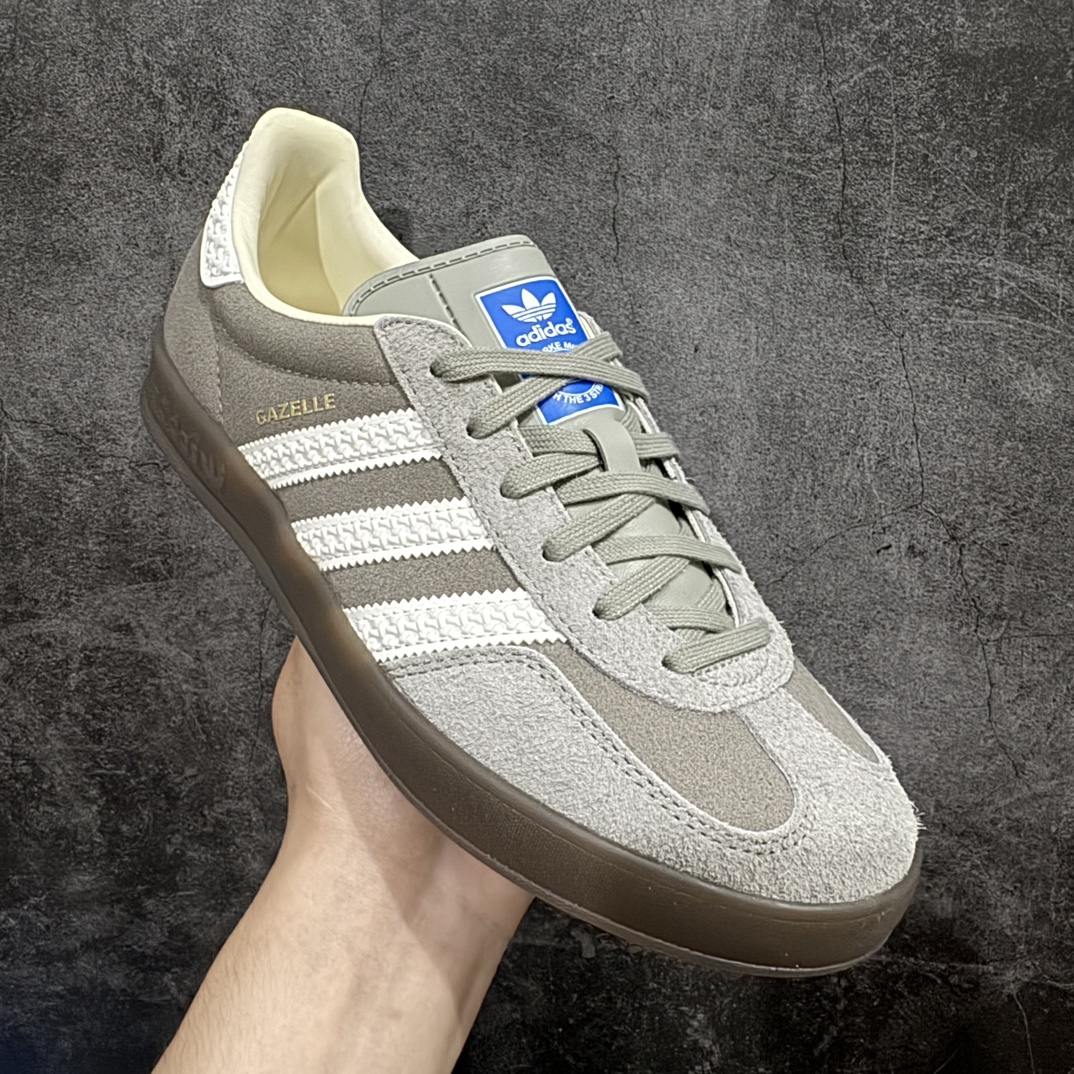 图片[3]-【VT纯原】AD Original Gazelle Indoor Trainers 瞪羚室内鞋系列低帮复古百搭休闲运动德训风板鞋 灰熊 IF1807nn高端零售特供批次原厂定制长毛翻毛皮组合环保纤维革鞋面材质内置环保海玻璃鞋垫 外置RB橡胶大底产品品控稳定性领先行业原厂全套原楦原纸板冲刀磨具开发 原厂皮料加持原厂港宝加持定型后跟R度完美 将复古进行到底简约流畅 三十年不变经典 这款Gazelle运动鞋 无论面料、配色、质感或设计 都只在重现其1991年原款的经典 皮革鞋面 撞色三条纹和鞋跟标的设计 力求呈现90年代的经典复古风潮 Samba火热的同时 也带动了其它的复古鞋型 Gazelle便是其中一只 Gazelle Indoor拥有包边更宽的T字型鞋头 更好的保护运动员的前掌 浓浓的复古氛围感 非常适合现在流行的Cleanfit风格  尺码：36-45 编码：T225260-莆田鞋批发中心