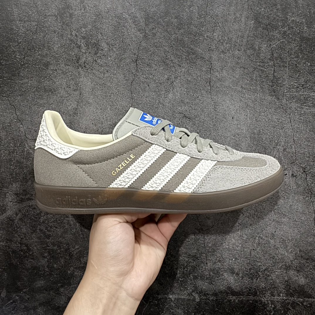 【VT纯原】AD Original Gazelle Indoor Trainers 瞪羚室内鞋系列低帮复古百搭休闲运动德训风板鞋 灰熊 IF1807nn高端零售特供批次原厂定制长毛翻毛皮组合环保纤维革鞋面材质内置环保海玻璃鞋垫 外置RB橡胶大底产品品控稳定性领先行业原厂全套原楦原纸板冲刀磨具开发 原厂皮料加持原厂港宝加持定型后跟R度完美 将复古进行到底简约流畅 三十年不变经典 这款Gazelle运动鞋 无论面料、配色、质感或设计 都只在重现其1991年原款的经典 皮革鞋面 撞色三条纹和鞋跟标的设计 力求呈现90年代的经典复古风潮 Samba火热的同时 也带动了其它的复古鞋型 Gazelle便是其中一只 Gazelle Indoor拥有包边更宽的T字型鞋头 更好的保护运动员的前掌 浓浓的复古氛围感 非常适合现在流行的Cleanfit风格  尺码：36-45 编码：T225260-莆田鞋批发中心