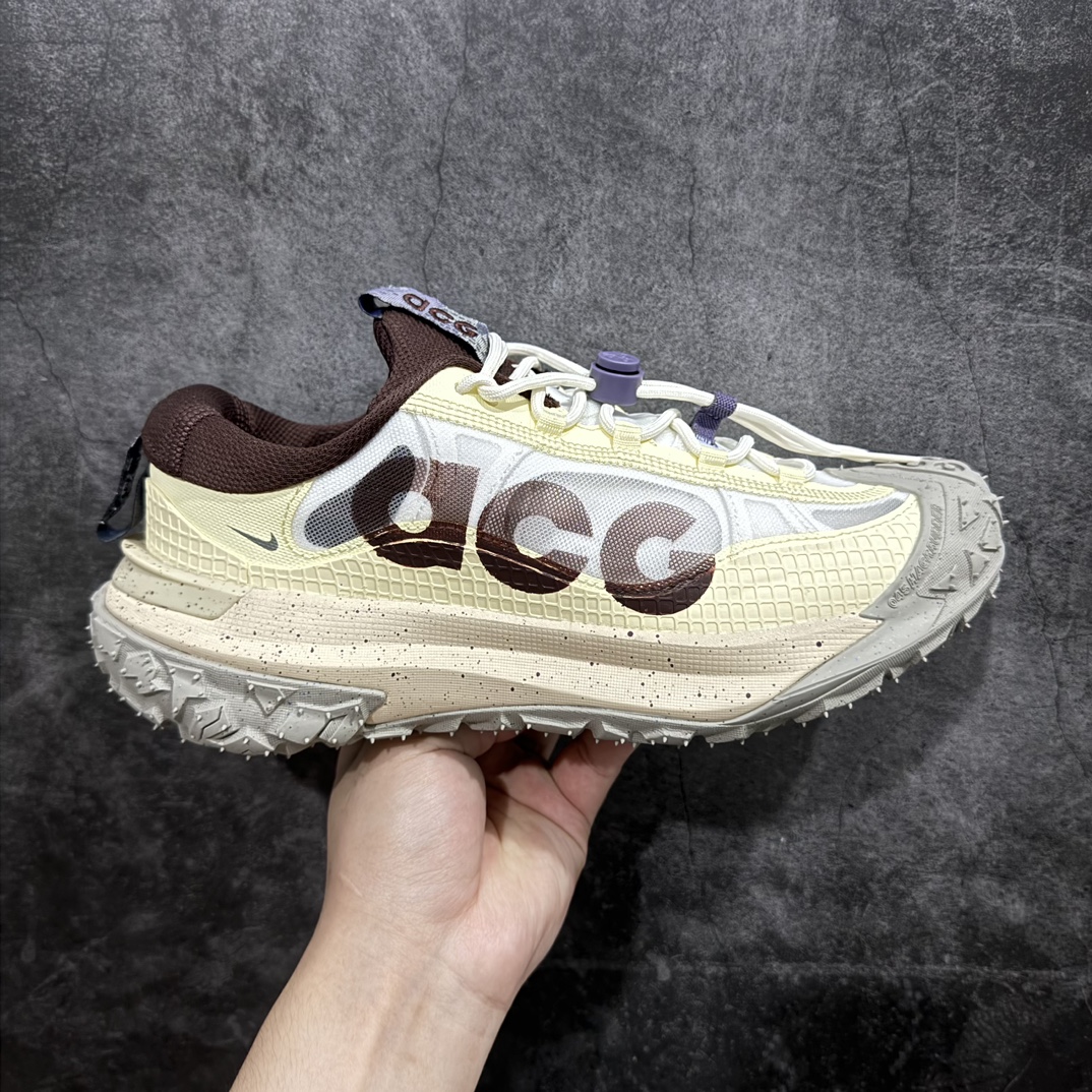 【纯原版】NK ACG Mountain Fly 2 Low SE 复古潮流户外登山鞋防水慢跑鞋 椰奶色 HF5700-121n全新来袭 该款沿袭前代高帮版型的设计传统 轻盈鞋面结合灵巧的脚踝包裹设计 为双足打造出一体化的舒适脚感 助力轻松畅行 中底融入柔软的React泡棉与Vaporfiy 科技 让你在岩石小径徒步时也像行走在都市般轻松舒适 粘性橡胶大底铸就了攀岩级别的出众抓地力 助你从容面对各种环境挑战 SIZE：36 36.5 37.5 38 38.5 39 40 40.5 41 42 42.5 43 44 44.5 45 46 编码：AC260280-莆田鞋批发中心