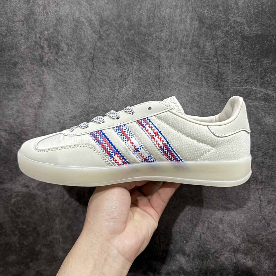 图片[2]-【正确版】阿迪达斯三叶草携手来自日本全天候户外品牌ALWAYTH x Adidas Gazelle Indoor Trainers\”Laundry Bag Pack/White\”羚羊内训系列低帮复古百搭休闲运动德训风板鞋“联名米白蛇皮袋红蓝白小方格”IH7608nn男女鞋真标半码制n升级原楦原纸版开发版型n采用硬质牛剖革组合牛津布鞋面材质n内环保海玻璃人体工学鞋垫n全新开发耐磨标准橡胶大底❗️ 尺码：35 36 36⅔ 37⅓ 38 38⅔ 39⅓ 40 40⅔ 41⅓ 42 42⅔ 43⅓ 44 44⅔ 45nn喜欢「T 头鞋」，同时又想彰显个性的玩家有新选择了！最近，来自日本的全天候户外品牌 ALWAYTH携手三叶草以Gazelle 为蓝本带来的联名鞋让人眼前一亮。单词 ALWAYTH 其实是 ALL WEATHER PROOF 全天候的缩写。共推出黑、白两色，鞋身采用防污耐穿的尼龙材料覆盖，搭配半透明鞋底，带来独特质感。最大亮点一定是鞋侧的三道杠，设计灵感来源于ALWAYTH 洗衣袋的图案，成为这次合作的独特标志。鞋侧图案将这一经典日用品完美呈现，细节处理带来全新质感的同时，也颇具街头潮流感。后跟位置印上了经典的ALL WEATHER PROOF/全天候 Logo，不难联想到是一个跟户外生活方式有关的品牌。n 编码：ZJ210230-鞋库