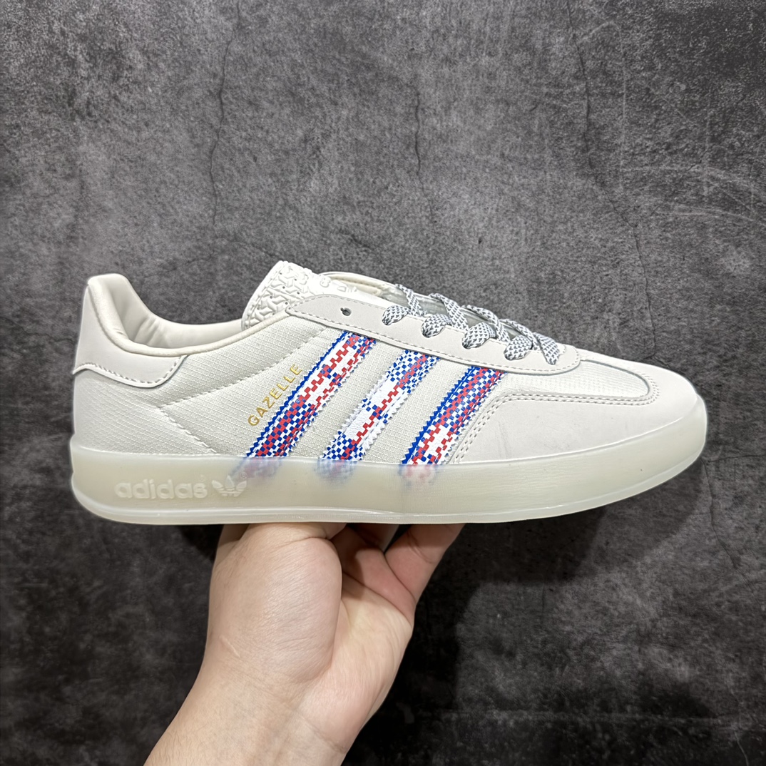 【正确版】阿迪达斯三叶草携手来自日本全天候户外品牌ALWAYTH x Adidas Gazelle Indoor Trainers\”Laundry Bag Pack/White\”羚羊内训系列低帮复古百搭休闲运动德训风板鞋“联名米白蛇皮袋红蓝白小方格”IH7608nn男女鞋真标半码制n升级原楦原纸版开发版型n采用硬质牛剖革组合牛津布鞋面材质n内环保海玻璃人体工学鞋垫n全新开发耐磨标准橡胶大底❗️ 尺码：35 36 36⅔ 37⅓ 38 38⅔ 39⅓ 40 40⅔ 41⅓ 42 42⅔ 43⅓ 44 44⅔ 45nn喜欢「T 头鞋」，同时又想彰显个性的玩家有新选择了！最近，来自日本的全天候户外品牌 ALWAYTH携手三叶草以Gazelle 为蓝本带来的联名鞋让人眼前一亮。单词 ALWAYTH 其实是 ALL WEATHER PROOF 全天候的缩写。共推出黑、白两色，鞋身采用防污耐穿的尼龙材料覆盖，搭配半透明鞋底，带来独特质感。最大亮点一定是鞋侧的三道杠，设计灵感来源于ALWAYTH 洗衣袋的图案，成为这次合作的独特标志。鞋侧图案将这一经典日用品完美呈现，细节处理带来全新质感的同时，也颇具街头潮流感。后跟位置印上了经典的ALL WEATHER PROOF/全天候 Logo，不难联想到是一个跟户外生活方式有关的品牌。n 编码：ZJ210230-鞋库