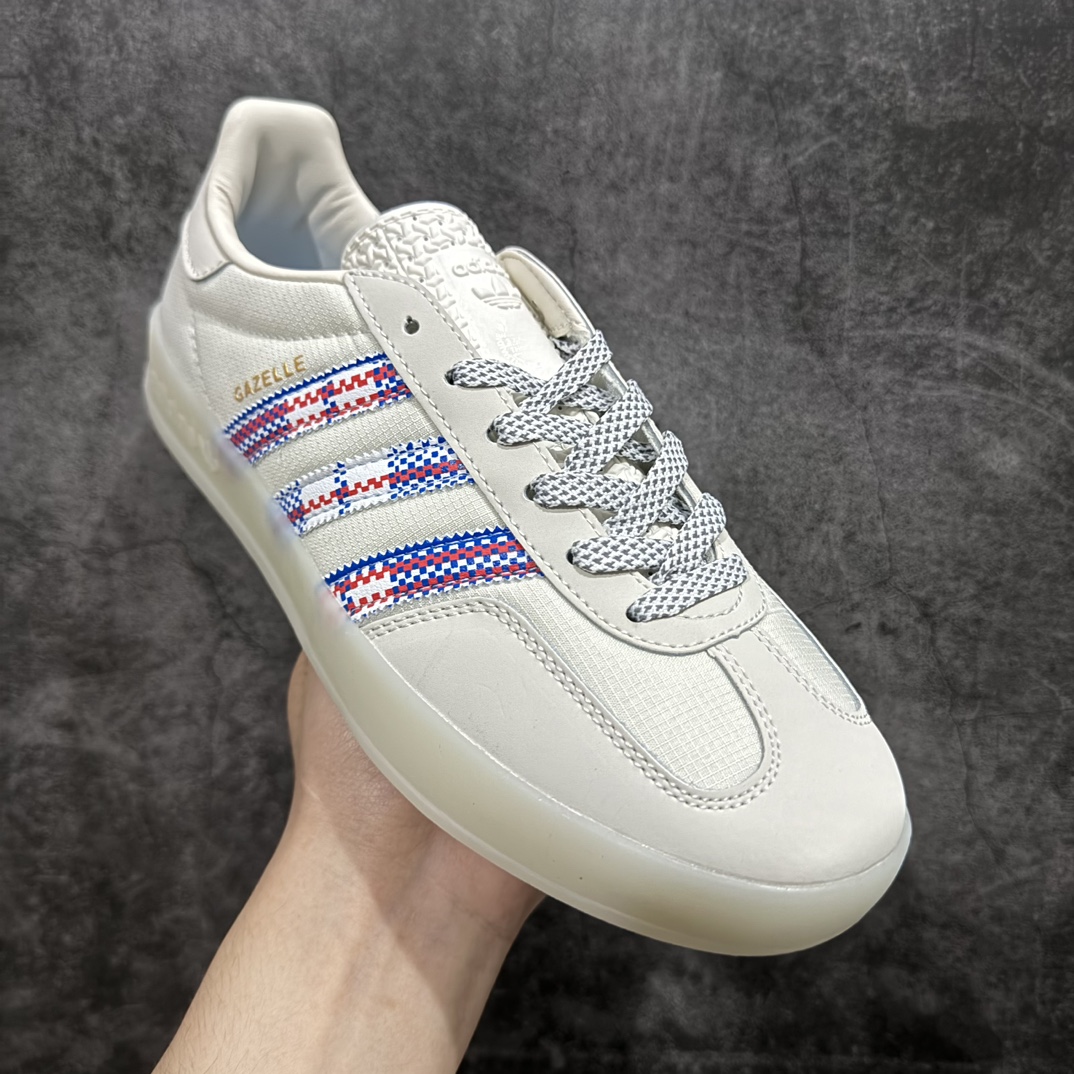 图片[3]-【正确版】阿迪达斯三叶草携手来自日本全天候户外品牌ALWAYTH x Adidas Gazelle Indoor Trainers\”Laundry Bag Pack/White\”羚羊内训系列低帮复古百搭休闲运动德训风板鞋“联名米白蛇皮袋红蓝白小方格”IH7608nn男女鞋真标半码制n升级原楦原纸版开发版型n采用硬质牛剖革组合牛津布鞋面材质n内环保海玻璃人体工学鞋垫n全新开发耐磨标准橡胶大底❗️ 尺码：35 36 36⅔ 37⅓ 38 38⅔ 39⅓ 40 40⅔ 41⅓ 42 42⅔ 43⅓ 44 44⅔ 45nn喜欢「T 头鞋」，同时又想彰显个性的玩家有新选择了！最近，来自日本的全天候户外品牌 ALWAYTH携手三叶草以Gazelle 为蓝本带来的联名鞋让人眼前一亮。单词 ALWAYTH 其实是 ALL WEATHER PROOF 全天候的缩写。共推出黑、白两色，鞋身采用防污耐穿的尼龙材料覆盖，搭配半透明鞋底，带来独特质感。最大亮点一定是鞋侧的三道杠，设计灵感来源于ALWAYTH 洗衣袋的图案，成为这次合作的独特标志。鞋侧图案将这一经典日用品完美呈现，细节处理带来全新质感的同时，也颇具街头潮流感。后跟位置印上了经典的ALL WEATHER PROOF/全天候 Logo，不难联想到是一个跟户外生活方式有关的品牌。n 编码：ZJ210230-鞋库