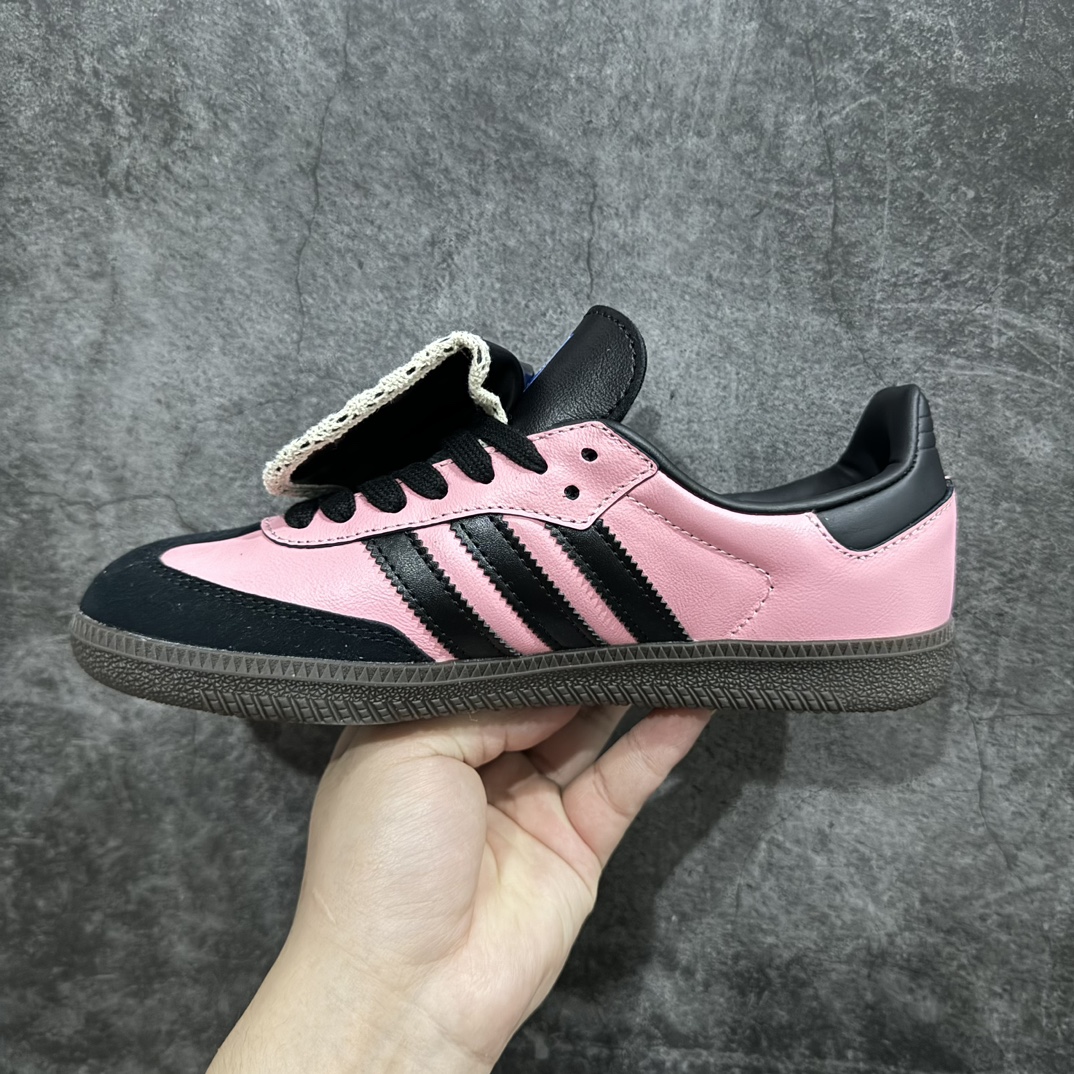 图片[2]-【DIY礼盒版本】Adidas Samba OG 定制款 初一文化 小众高级休闲板鞋 货号：B75807rn以七夕情人节为主题，鞋身整体使用活力热粉、甜酷黑配色，细腻低调。叠加鞋舌设计，增加氛围感的同时提升层次感，字母图案装饰丰富鞋面。也是体现丰富的文化和身份感。r 尺码：36 36.5 37 38 38.5 39 40 编码：JP290310-鞋库