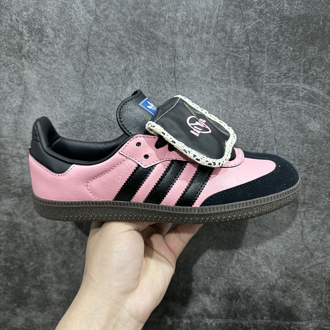 【DIY礼盒版本】Adidas Samba OG 定制款 初一文化 小众高级休闲板鞋 货号：B75807rn以七夕情人节为主题，鞋身整体使用活力热粉、甜酷黑配色，细腻低调。叠加鞋舌设计，增加氛围感的同时提升层次感，字母图案装饰丰富鞋面。也是体现丰富的文化和身份感。r 尺码：36 36.5 37 38 38.5 39 40 编码：JP290310-鞋库