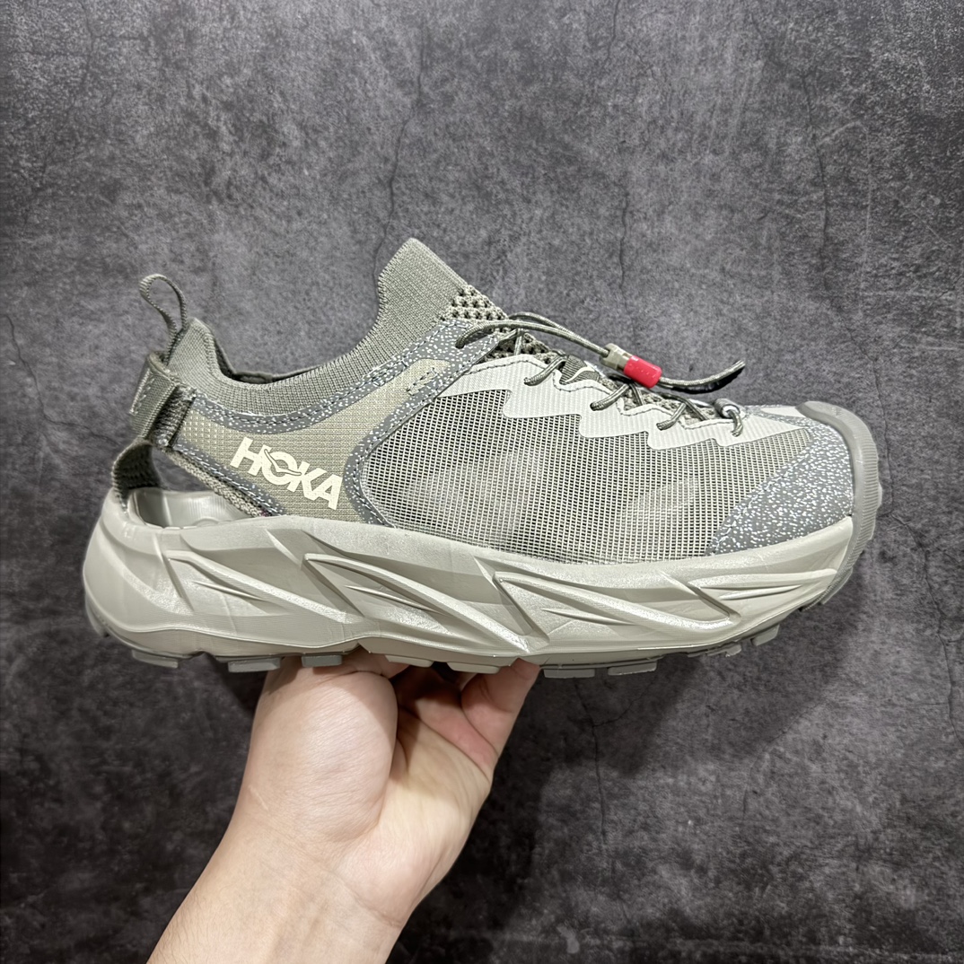 【神版】Hoka One One Hopara 2霍帕拉系列涉水休闲户外露营凉鞋n作为先锋品牌的 HOKA ONE ONE总是以独特的方式，HOPARA是一款溯溪鞋，又名排水鞋，可长期用于涉水和溯溪，保护脚底和脚趾的安全和舒适。-鞋面材料速干，透气，耐磨；鞋底防滑，耐磨，抓地能力强，出于安全考虑，设计要求较高-涉水溯溪过程中，水，泥沙，可以直接从鞋内大孔排出，细纹鞋底使在岩石上抓地能力强，避免打滑，而上路后，鞋面具有快干透气等优点。n 尺码：36 36.5 37.5 38 38.5 39 40 40.5 41 42 42.5 43 44 44.5 45 编码：DZ260280-鞋库