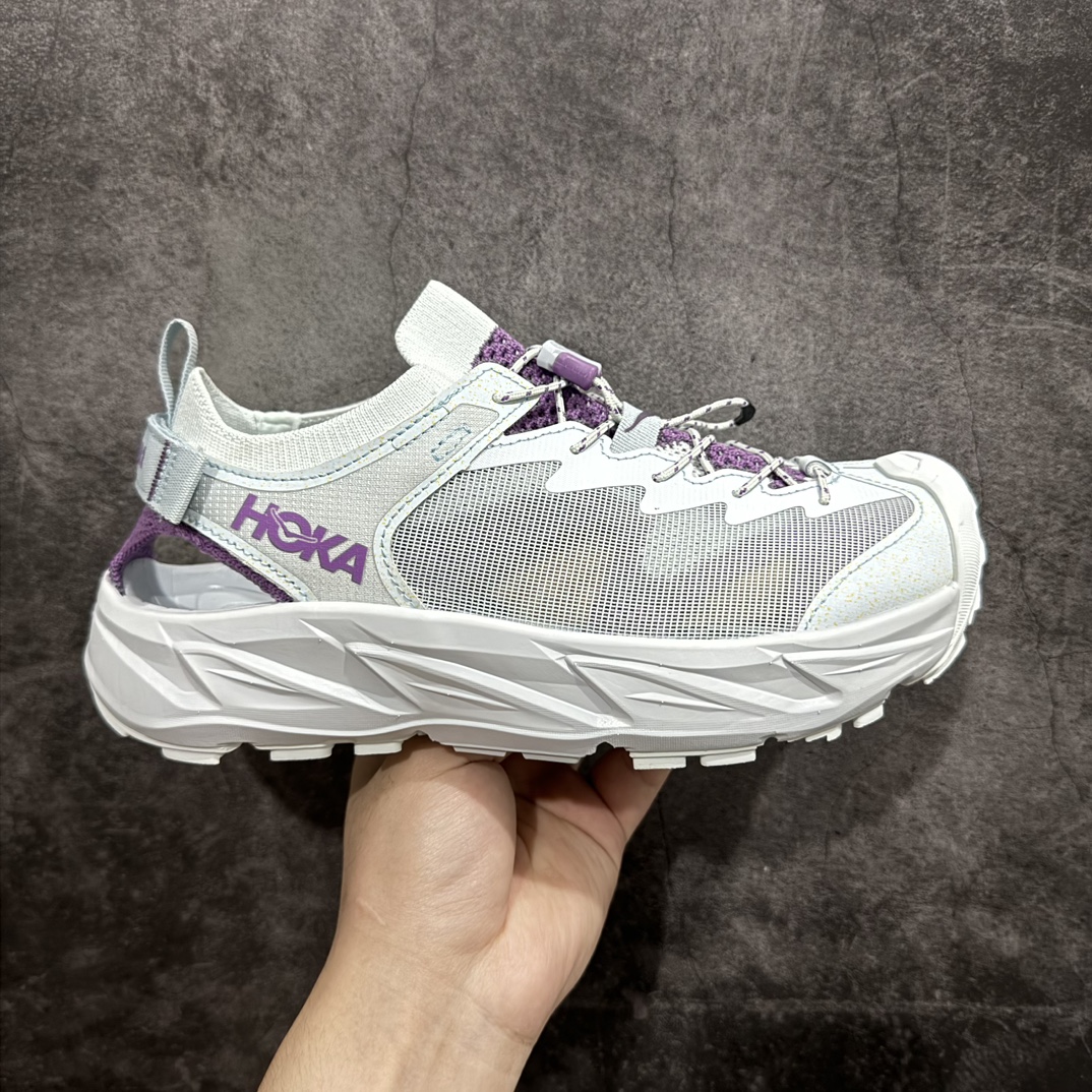 【小绿X版】HOKA ONE Hopara 2 霍帕拉 沙滩凉鞋蓝色 货号：1147670-INMn市场外贸工厂一比一出品 此次Hopara 2 代相对比1代 改动细节还是非常多的，整体鞋舌材质变成了类似鞋袜的材质 和遍布鞋舌的透气孔让透气性比hopara1更优 鞋面镂空处 增加了一层纱网的覆盖 可一定程度上避免 砂石进入到鞋子里 而且整体的材质更轻便 溯溪之后也更容易干 后跟的粘扣魔术贴 让整体的包裹感更好 而且穿脱起来也更方便 真真的时尚百搭款！nsize：36-45 编码：SLM280300-鞋库