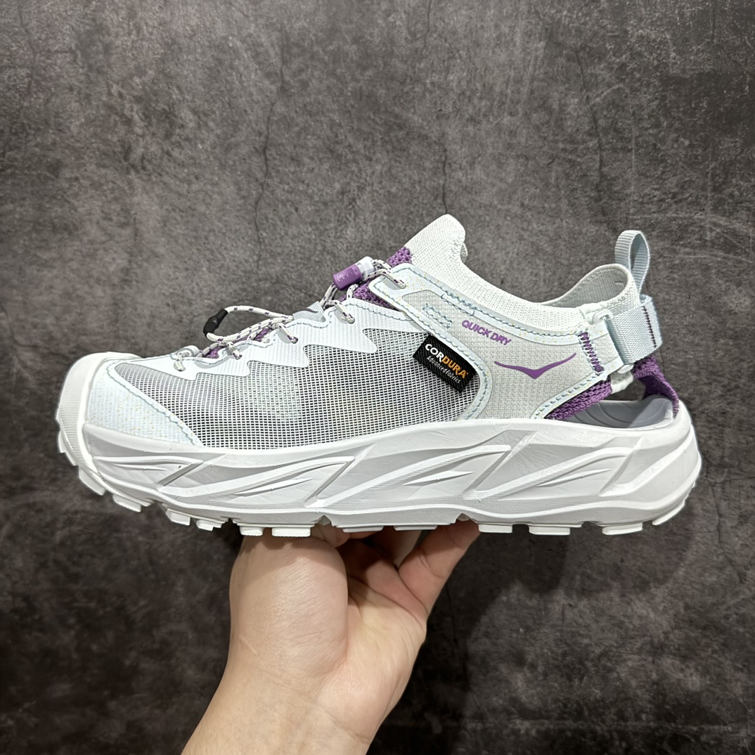 图片[2]-【小绿X版】HOKA ONE Hopara 2 霍帕拉 沙滩凉鞋蓝色 货号：1147670-INMn市场外贸工厂一比一出品 此次Hopara 2 代相对比1代 改动细节还是非常多的，整体鞋舌材质变成了类似鞋袜的材质 和遍布鞋舌的透气孔让透气性比hopara1更优 鞋面镂空处 增加了一层纱网的覆盖 可一定程度上避免 砂石进入到鞋子里 而且整体的材质更轻便 溯溪之后也更容易干 后跟的粘扣魔术贴 让整体的包裹感更好 而且穿脱起来也更方便 真真的时尚百搭款！nsize：36-45 编码：SLM280300-鞋库