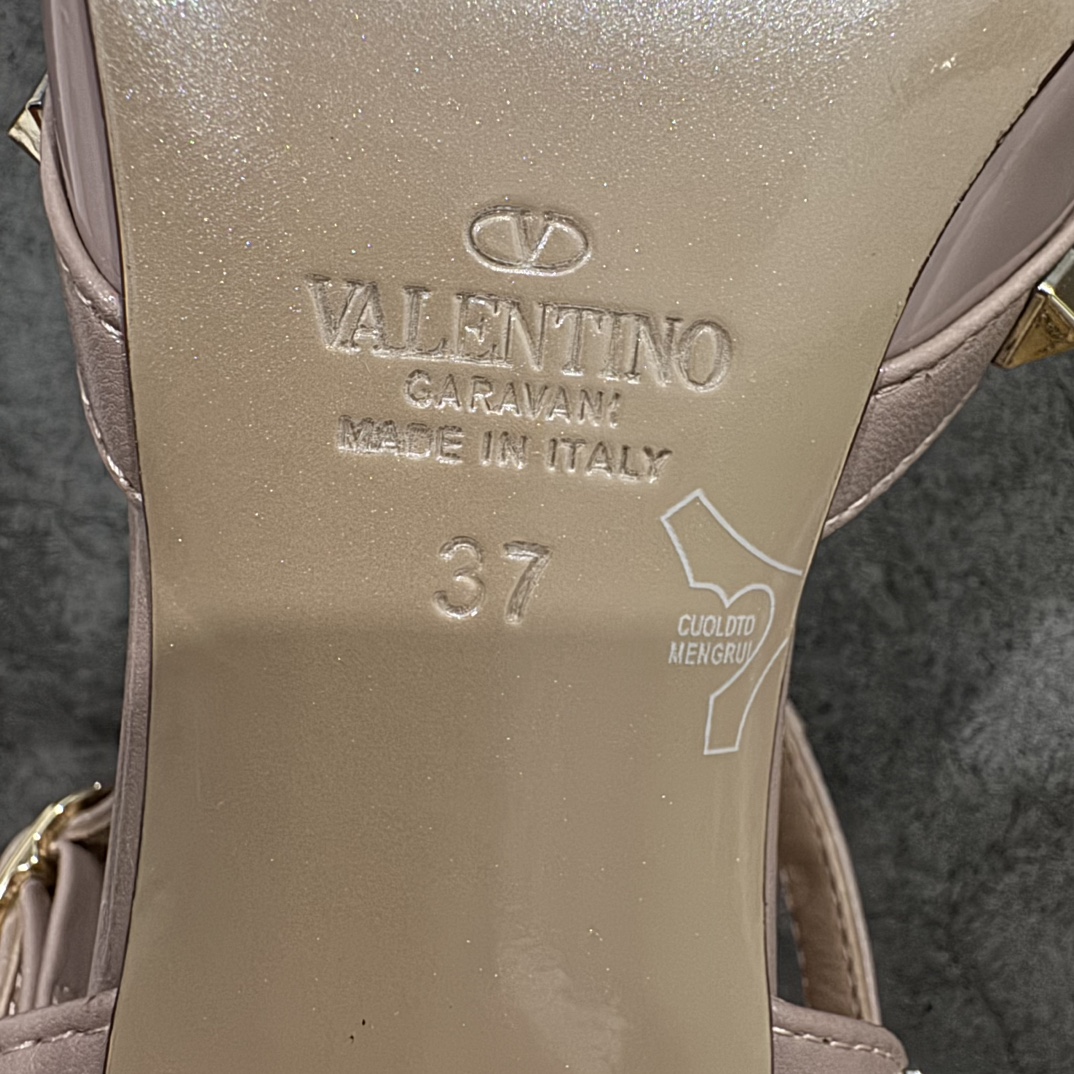 图片[9]-【意产顶级】意大利高奢时装品牌·华伦天奴/Valentino Garavani Rockstud Pumps For Women Shoes 系列三环绕式踝带铆钉漆皮系带女士高跟鞋 亮皮金铆钉 WS0375VNWP45 VALENTINO GARAVANI ROCKSTUD 漆皮系带铆钉高跟鞋n- 金属工艺效果处理铆钉n- 对比效果粉扑色软羊革绲边和系带n- 可调节搭扣开合n- 鞋跟高：6.5 厘米 尺码：35-39 编码：HL400430-鞋库