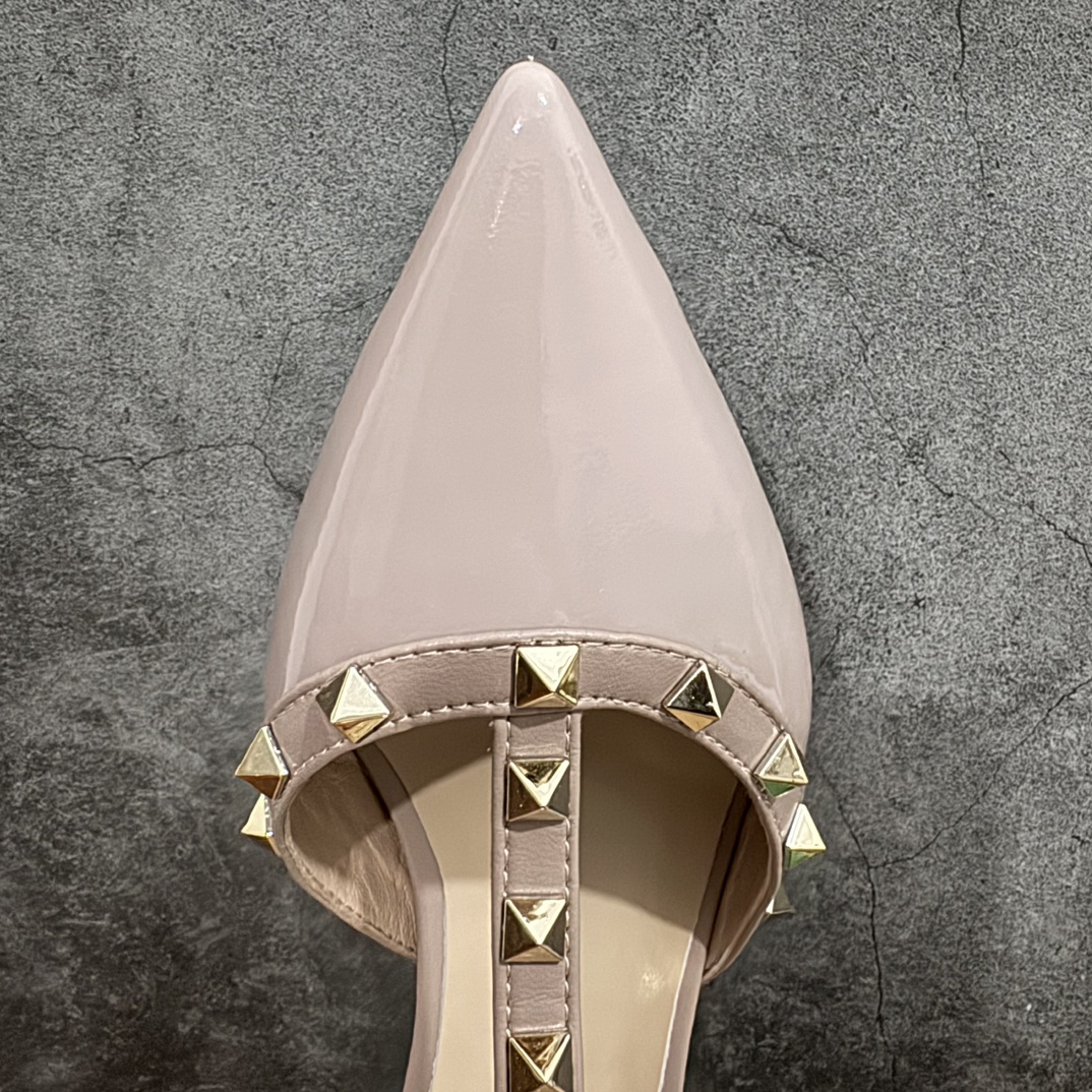 图片[4]-【意产顶级】意大利高奢时装品牌·华伦天奴/Valentino Garavani Rockstud Pumps For Women Shoes 系列三环绕式踝带铆钉漆皮系带女士高跟鞋 亮皮金铆钉 WS0375VNWP45 VALENTINO GARAVANI ROCKSTUD 漆皮系带铆钉高跟鞋n- 金属工艺效果处理铆钉n- 对比效果粉扑色软羊革绲边和系带n- 可调节搭扣开合n- 鞋跟高：6.5 厘米 尺码：35-39 编码：HL400430-鞋库