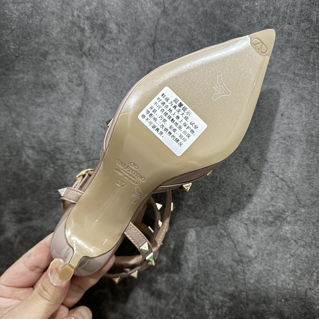 图片[8]-【意产顶级】意大利高奢时装品牌·华伦天奴/Valentino Garavani Rockstud Pumps For Women Shoes 系列三环绕式踝带铆钉漆皮系带女士高跟鞋 亮皮金铆钉 WS0375VNWP45 VALENTINO GARAVANI ROCKSTUD 漆皮系带铆钉高跟鞋n- 金属工艺效果处理铆钉n- 对比效果粉扑色软羊革绲边和系带n- 可调节搭扣开合n- 鞋跟高：6.5 厘米 尺码：35-39 编码：HL400430-鞋库