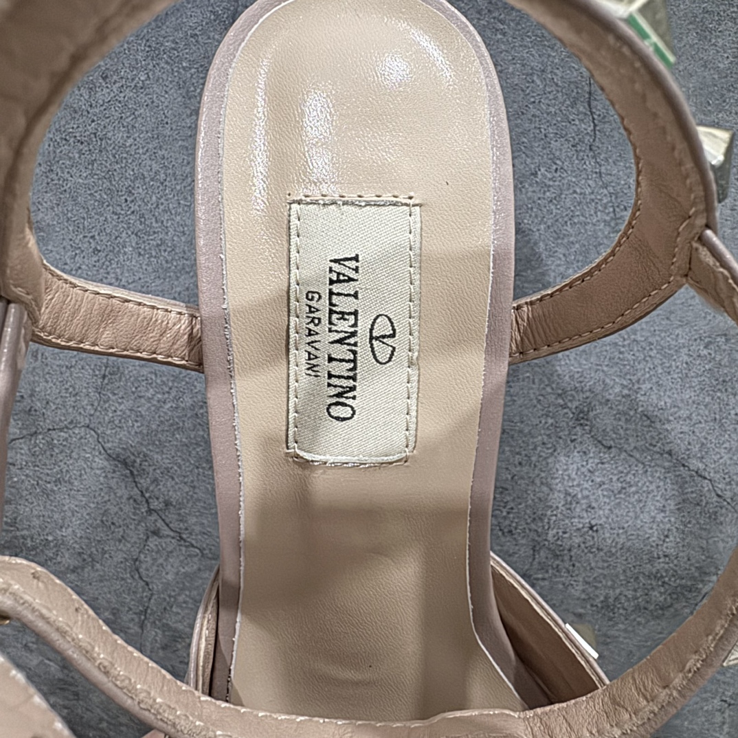 图片[6]-【意产顶级】意大利高奢时装品牌·华伦天奴/Valentino Garavani Rockstud Pumps For Women Shoes 系列三环绕式踝带铆钉漆皮系带女士高跟鞋 亮皮金铆钉 WS0375VNWP45 VALENTINO GARAVANI ROCKSTUD 漆皮系带铆钉高跟鞋n- 金属工艺效果处理铆钉n- 对比效果粉扑色软羊革绲边和系带n- 可调节搭扣开合n- 鞋跟高：6.5 厘米 尺码：35-39 编码：HL400430-鞋库