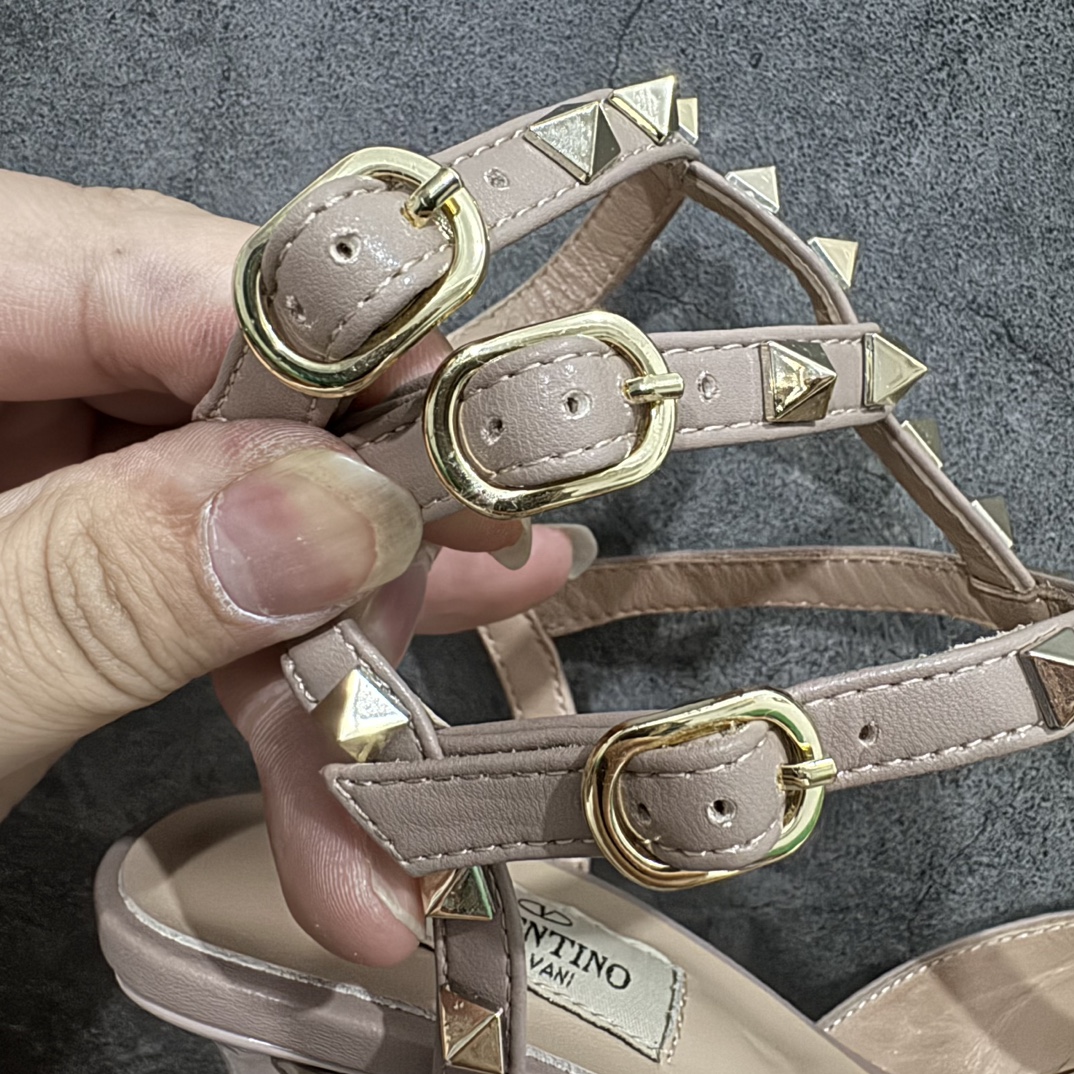 图片[7]-【意产顶级】意大利高奢时装品牌·华伦天奴/Valentino Garavani Rockstud Pumps For Women Shoes 系列三环绕式踝带铆钉漆皮系带女士高跟鞋 亮皮金铆钉 WS0375VNWP45 VALENTINO GARAVANI ROCKSTUD 漆皮系带铆钉高跟鞋n- 金属工艺效果处理铆钉n- 对比效果粉扑色软羊革绲边和系带n- 可调节搭扣开合n- 鞋跟高：6.5 厘米 尺码：35-39 编码：HL400430-鞋库