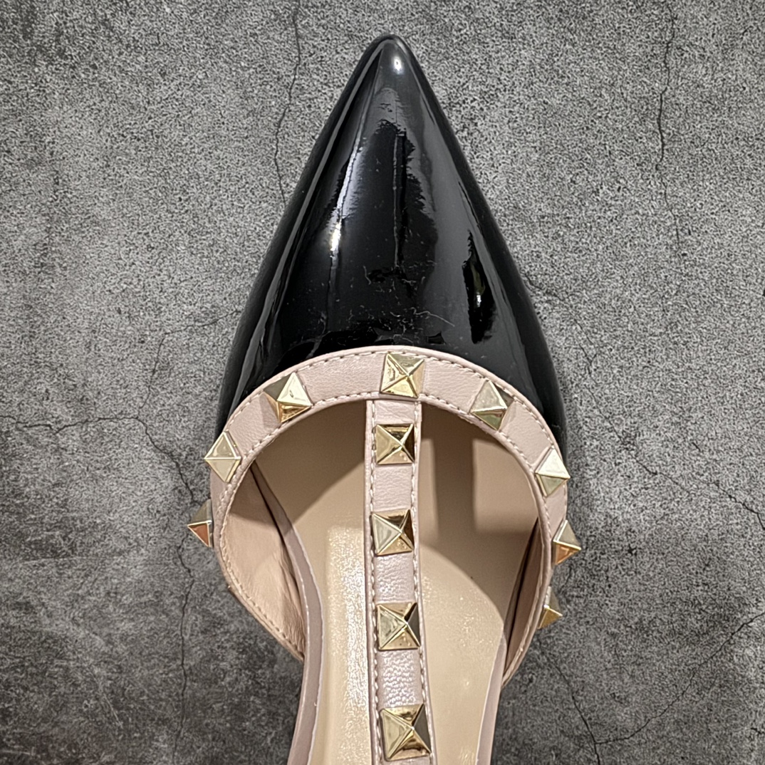 图片[5]-【意产顶级】意大利高奢时装品牌·华伦天奴/Valentino Garavani Rockstud Pumps For Women Shoes 系列三环绕式踝带铆钉漆皮系带女士高跟鞋 亮皮金铆钉 WS0375VNWP45 VALENTINO GARAVANI ROCKSTUD 漆皮系带铆钉高跟鞋n- 金属工艺效果处理铆钉n- 对比效果粉扑色软羊革绲边和系带n- 可调节搭扣开合n- 鞋跟高：6.5 厘米 尺码：35-39 编码：HL400430-鞋库