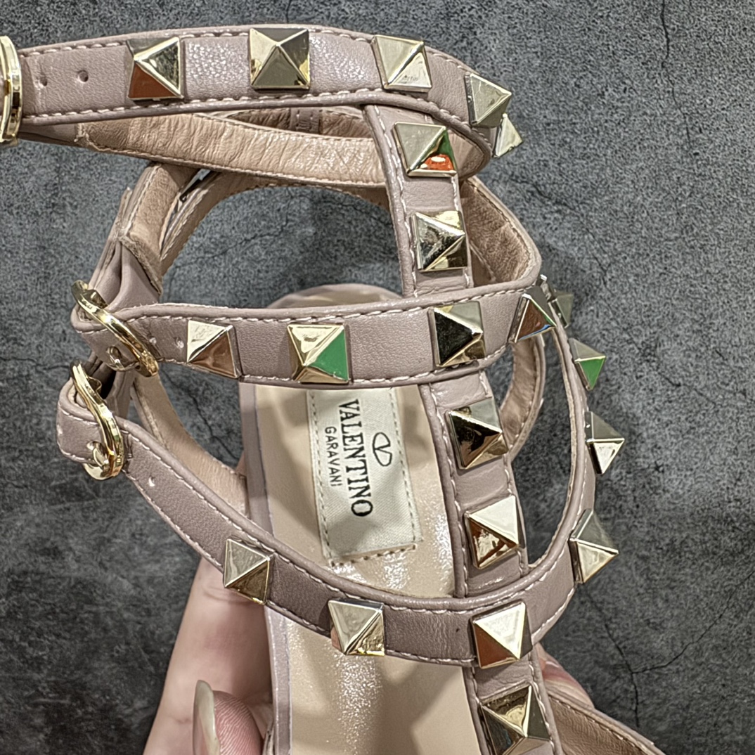 图片[8]-【意产顶级】意大利高奢时装品牌·华伦天奴/Valentino Garavani Rockstud Pumps For Women Shoes 系列三环绕式踝带铆钉漆皮系带女士高跟鞋 亮皮金铆钉 WS0375VNWP45 VALENTINO GARAVANI ROCKSTUD 漆皮系带铆钉高跟鞋n- 金属工艺效果处理铆钉n- 对比效果粉扑色软羊革绲边和系带n- 可调节搭扣开合n- 鞋跟高：6.5 厘米 尺码：35-39 编码：HL400430-鞋库