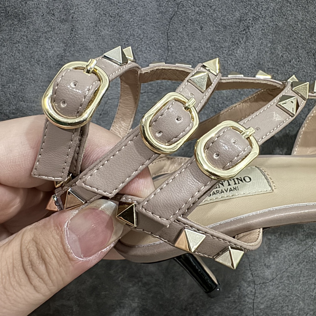 图片[7]-【意产顶级】意大利高奢时装品牌·华伦天奴/Valentino Garavani Rockstud Pumps For Women Shoes 系列三环绕式踝带铆钉漆皮系带女士高跟鞋 亮皮金铆钉 WS0375VNWP45 VALENTINO GARAVANI ROCKSTUD 漆皮系带铆钉高跟鞋n- 金属工艺效果处理铆钉n- 对比效果粉扑色软羊革绲边和系带n- 可调节搭扣开合n- 鞋跟高：6.5 厘米 尺码：35-39 编码：HL400430-鞋库