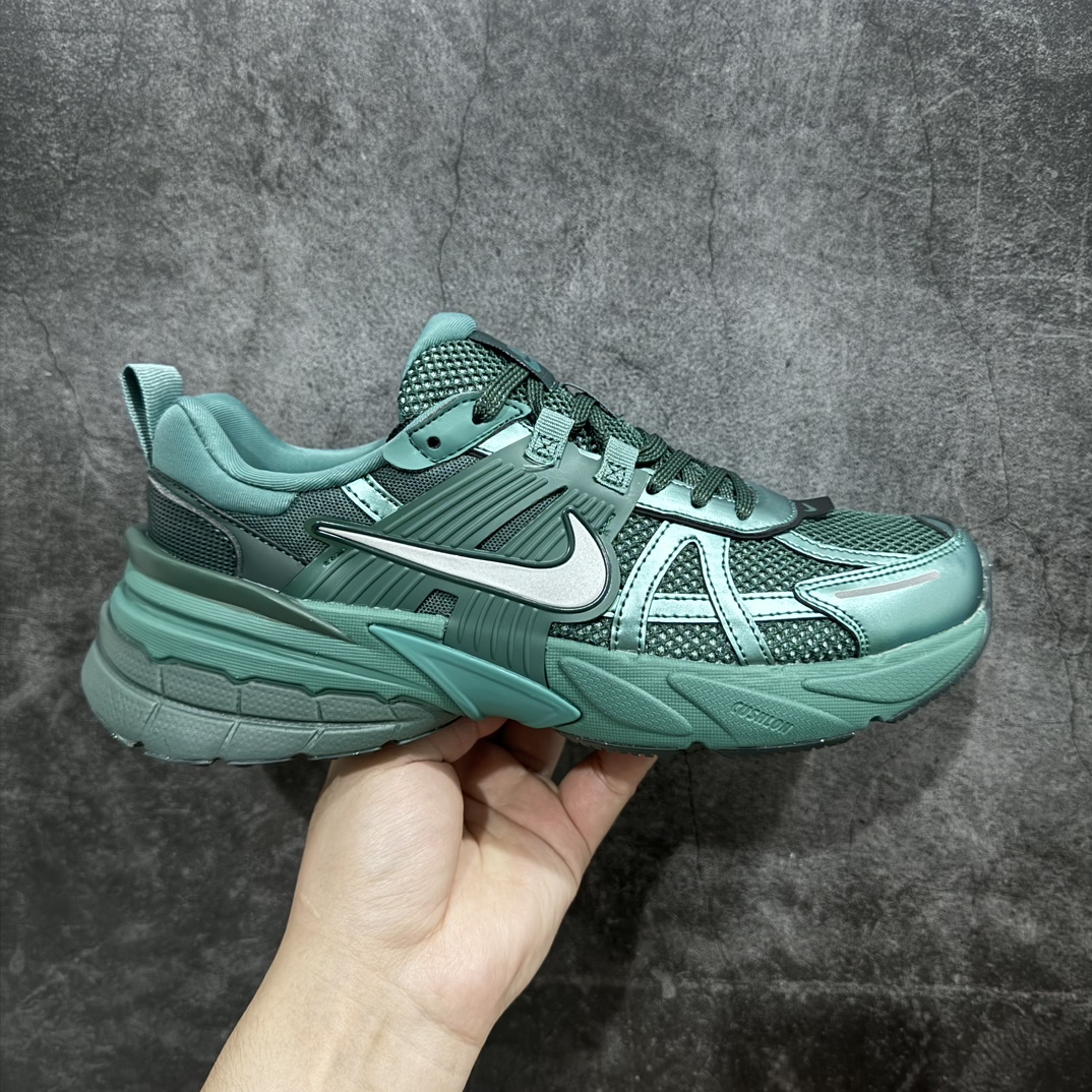 【纯原特供版】Nike V2K Runtekk 减震防滑耐磨低帮跑步鞋 绿色 HF5050-361n市场最强版本n完美版型 细节 一流做工n官方在售配色 版型材料都很好正确组合大底 绝对免修版本 可随意对比市场任何版本 几率过验品质 尺码：36-46 编码：MK260290-鞋库